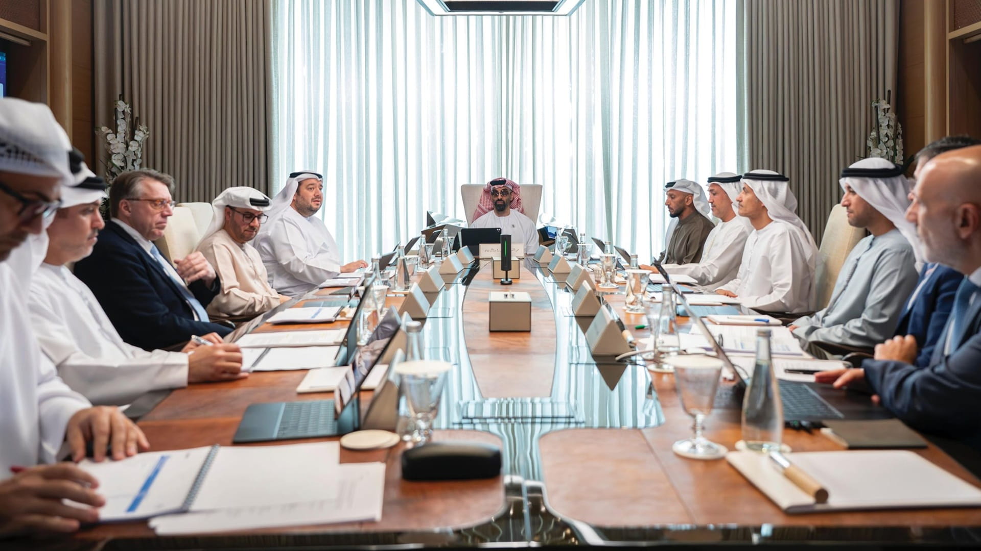 طحنون بن زايد يترأس اجتماع مجلس إدارة "القابضة" (ADQ) 