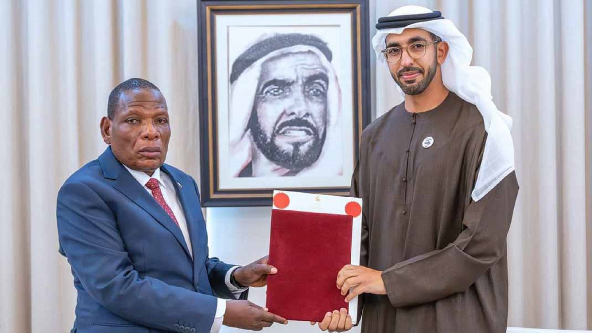 شخبوط بن نهيان يتسلم رسالة من رئيس ملاوي إلى رئيس الدولة 