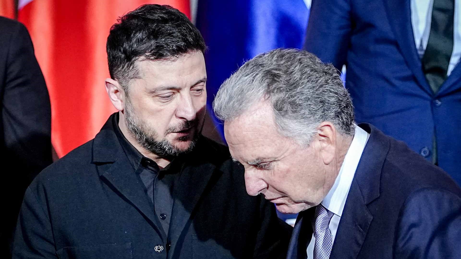 Zelensky holds talks with US envoys to end war 