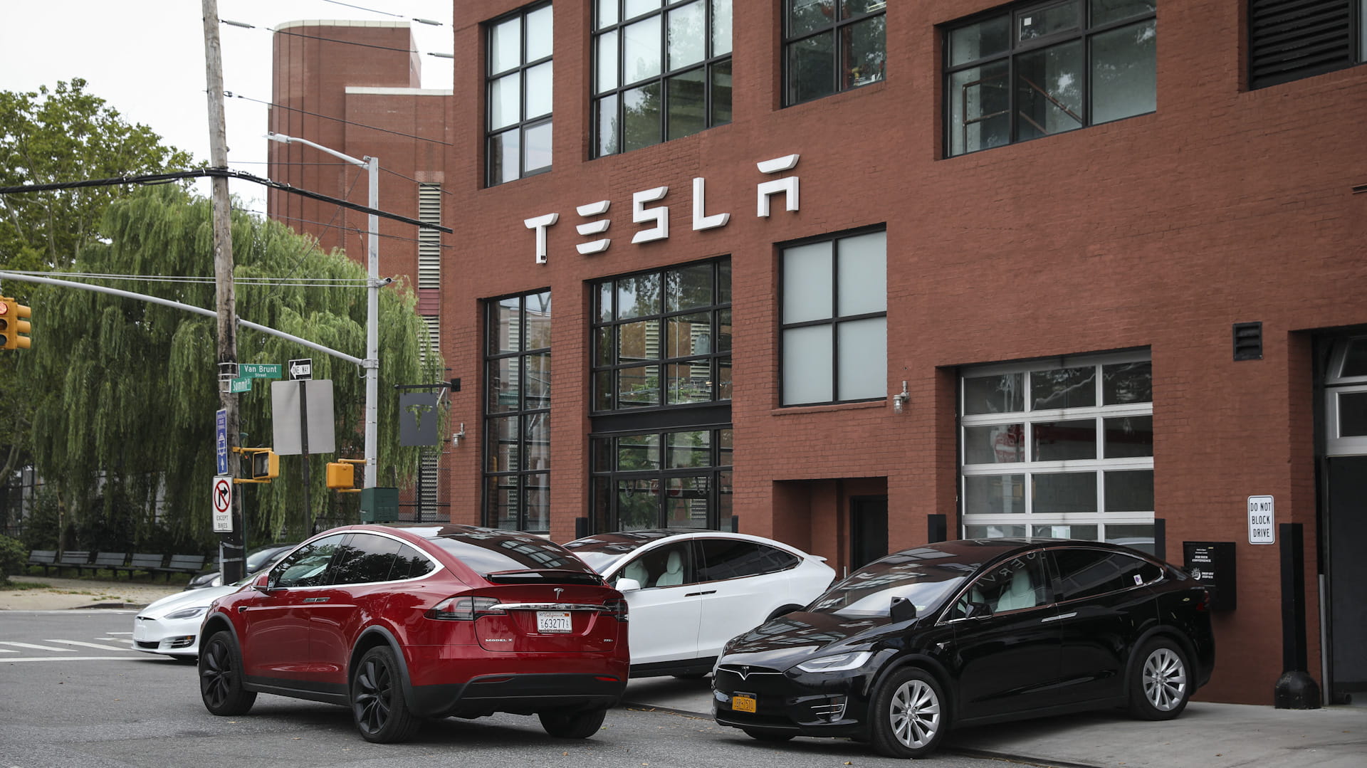 Tesla door design faces US safety probe after crash complaints