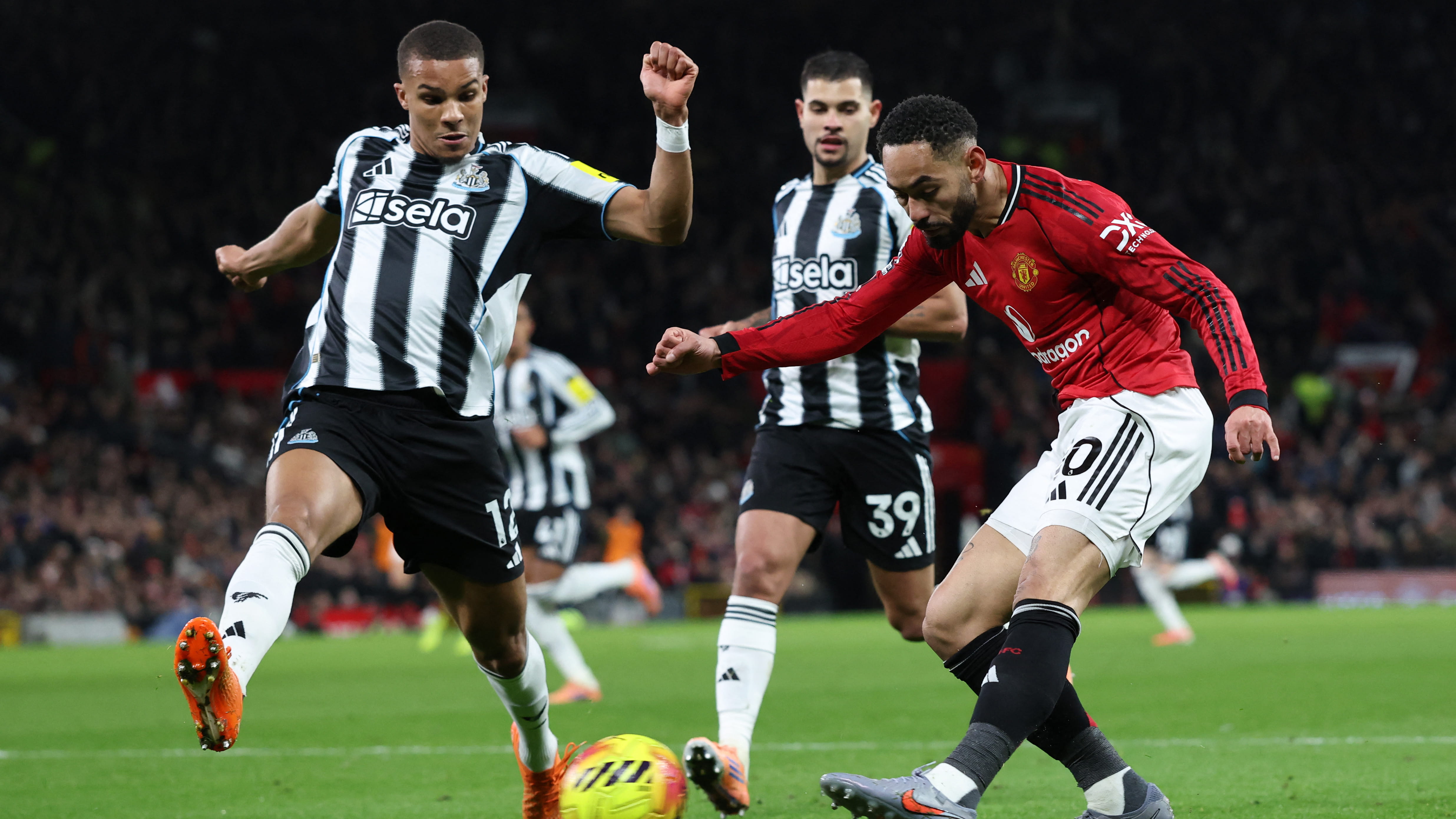 Manchester United close in on top four in Premier League