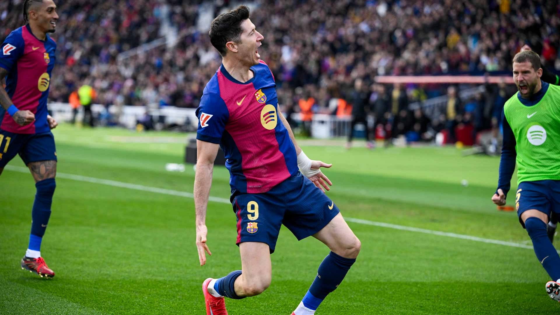 Lewandowski leads Barcelona to victory over Alaves  