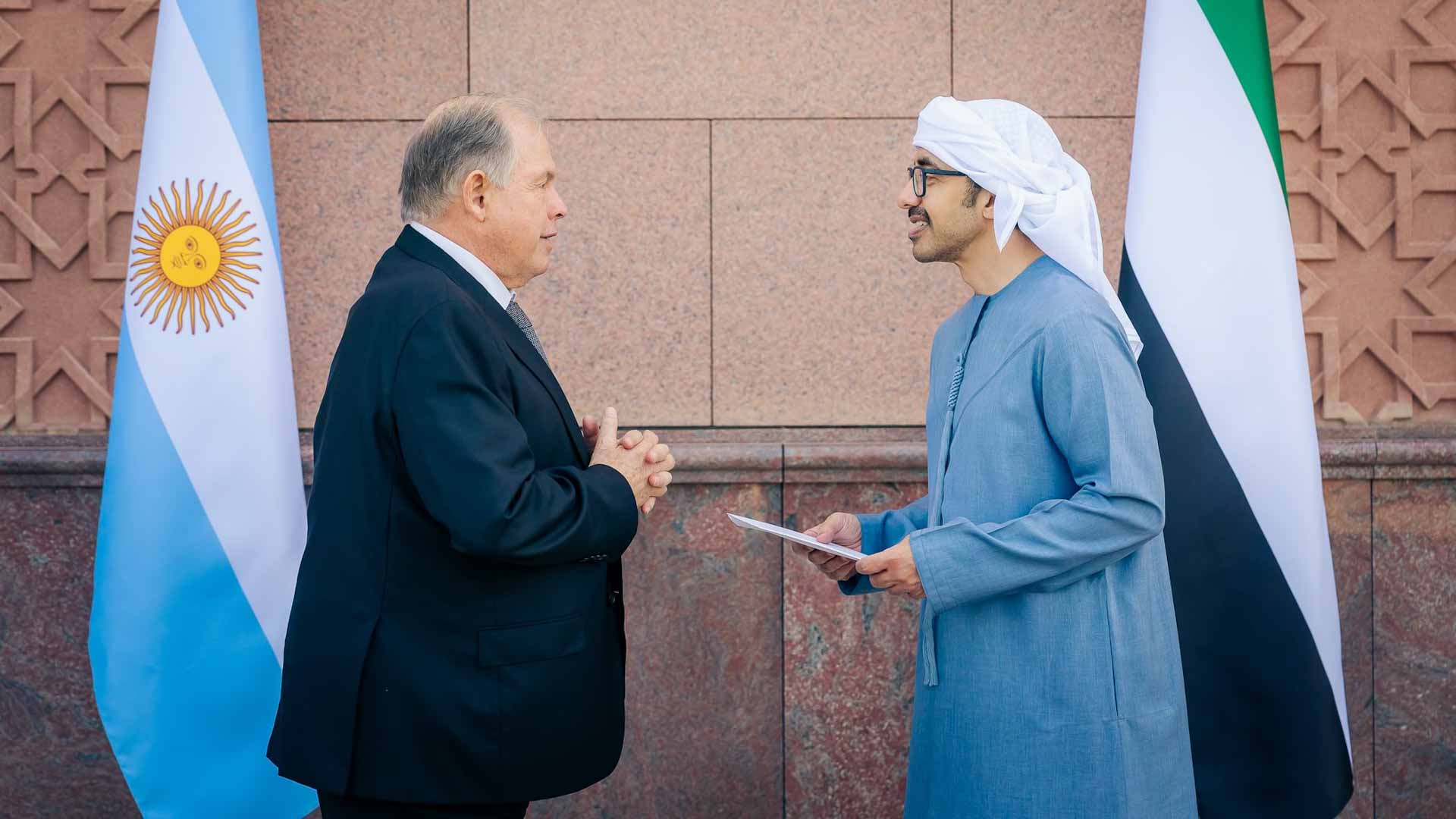 رئيس الدولة يتلقى رسالة خطية من رئيس الأرجنتين