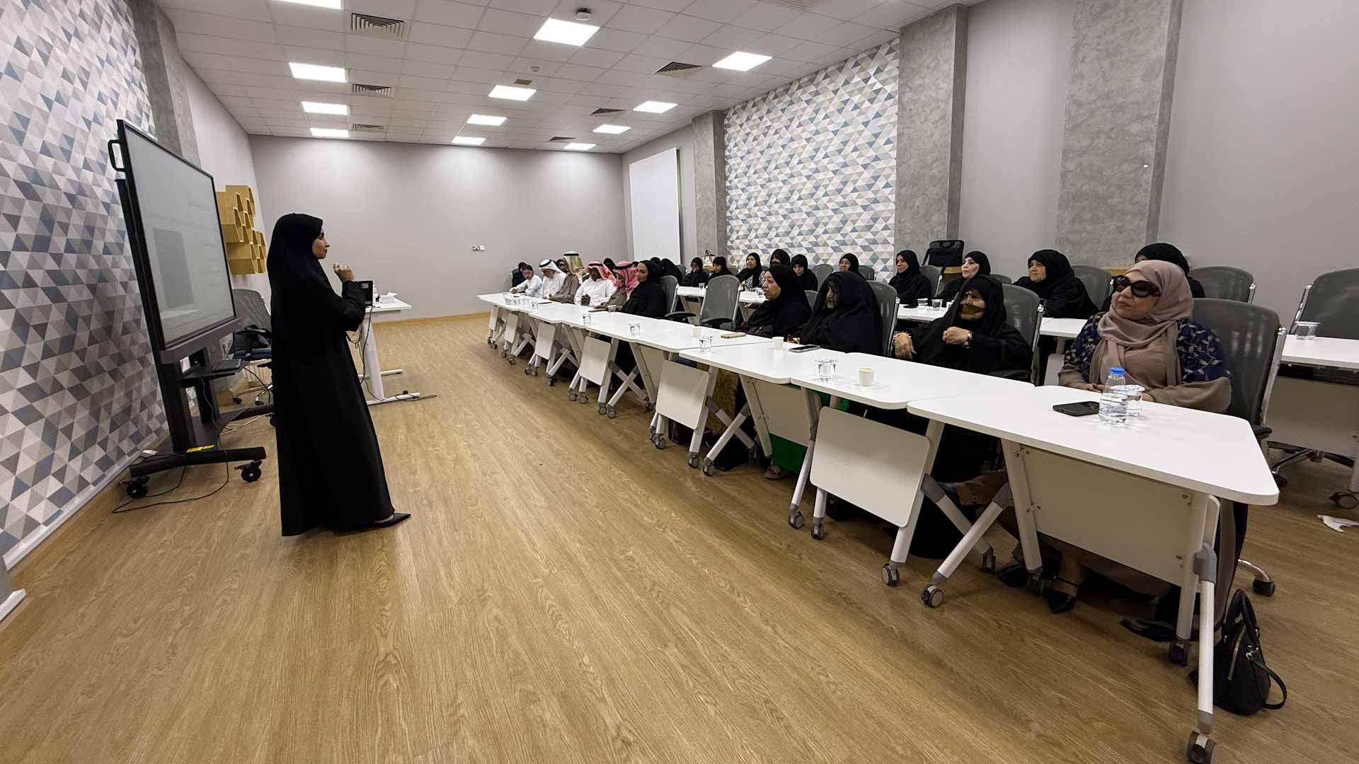 "الشارقة الرقمية" تعرّف كبار السن بتقنيات ومخاطر التزييف العميق 