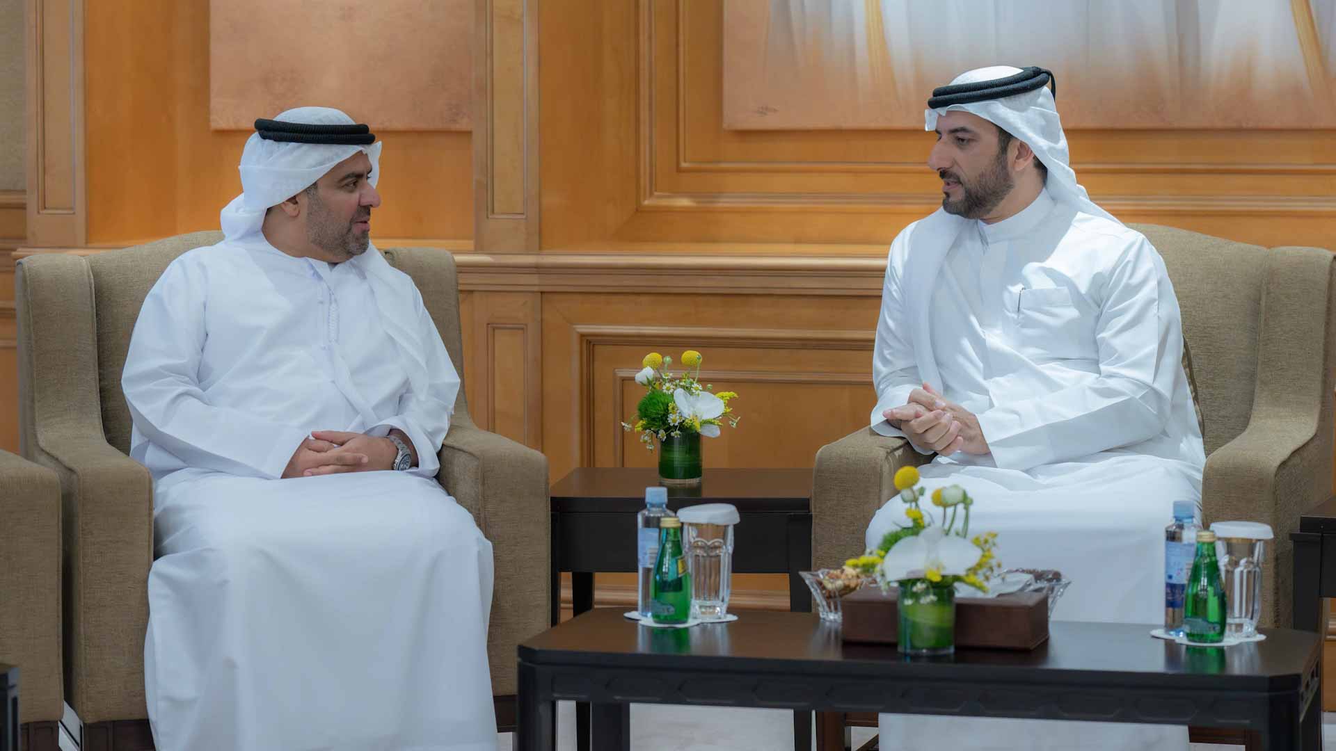 His Highness Sheikh Sultan bin Ahmed discusses with Rashid Al Obad