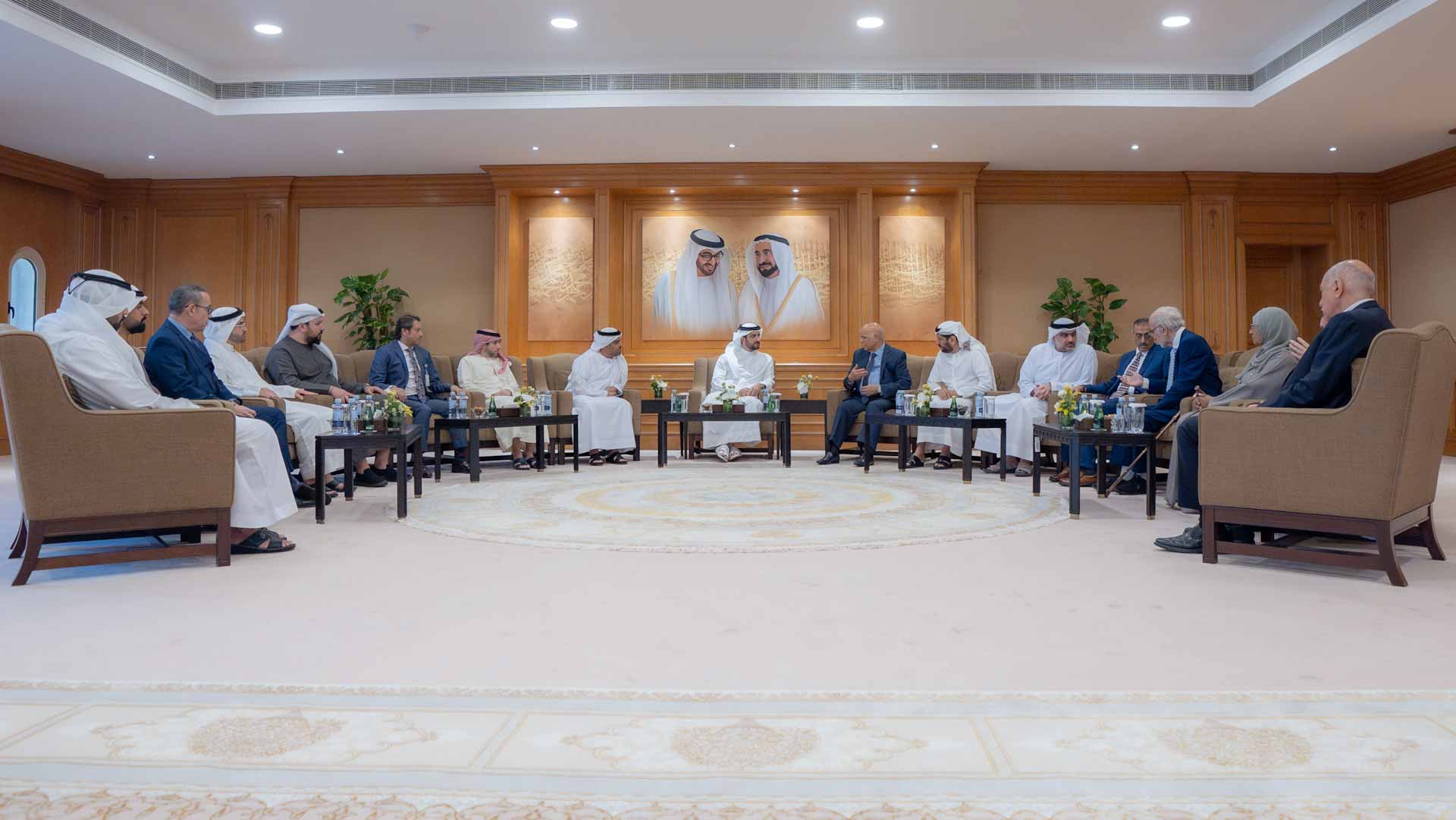 Sheikh Sultan bin Ahmed discusses with UOSs members 