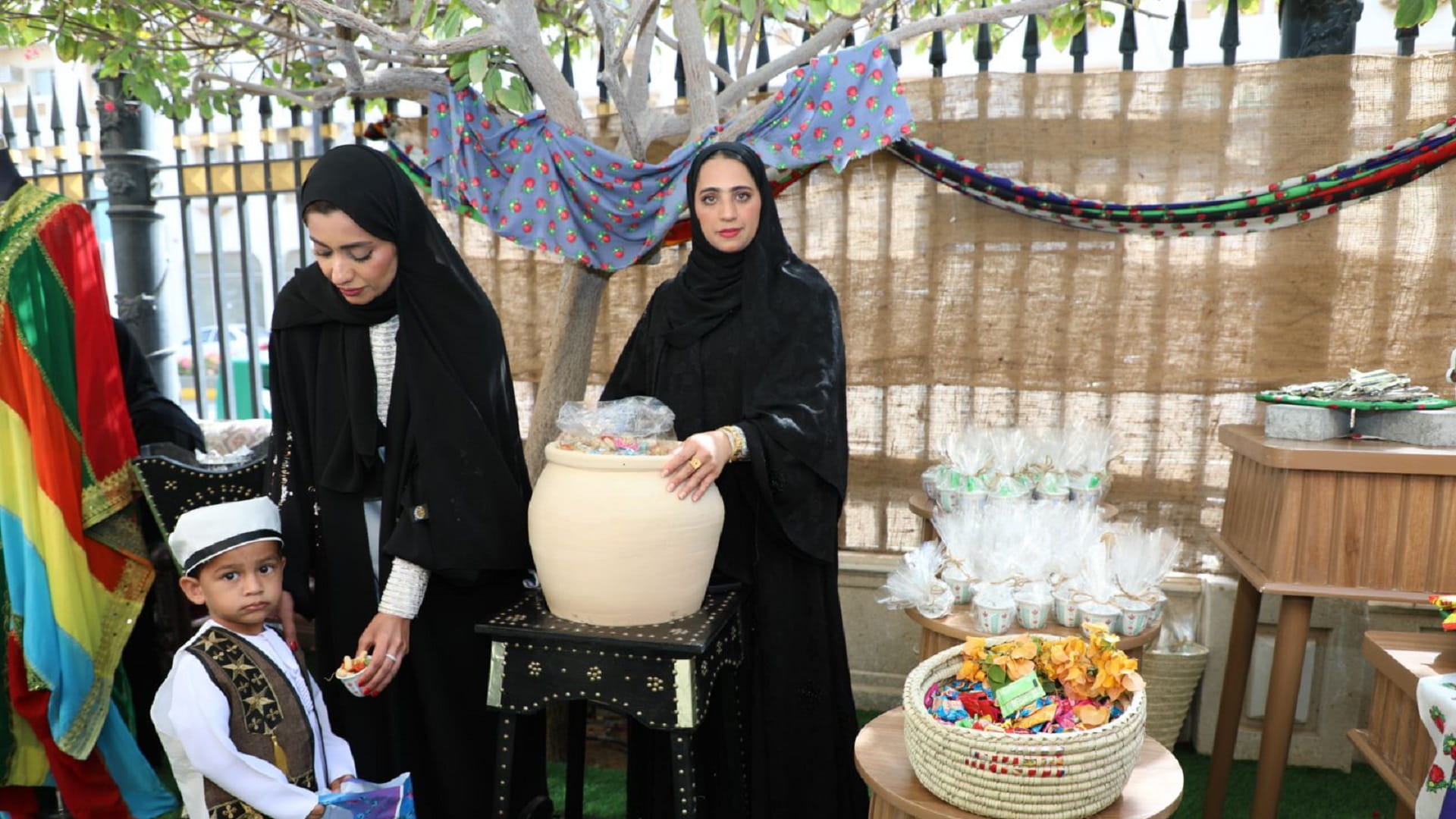 وسط أجواء تراثية... بلدية دبا الحصن تحتفل بـ "حق الليلة" 