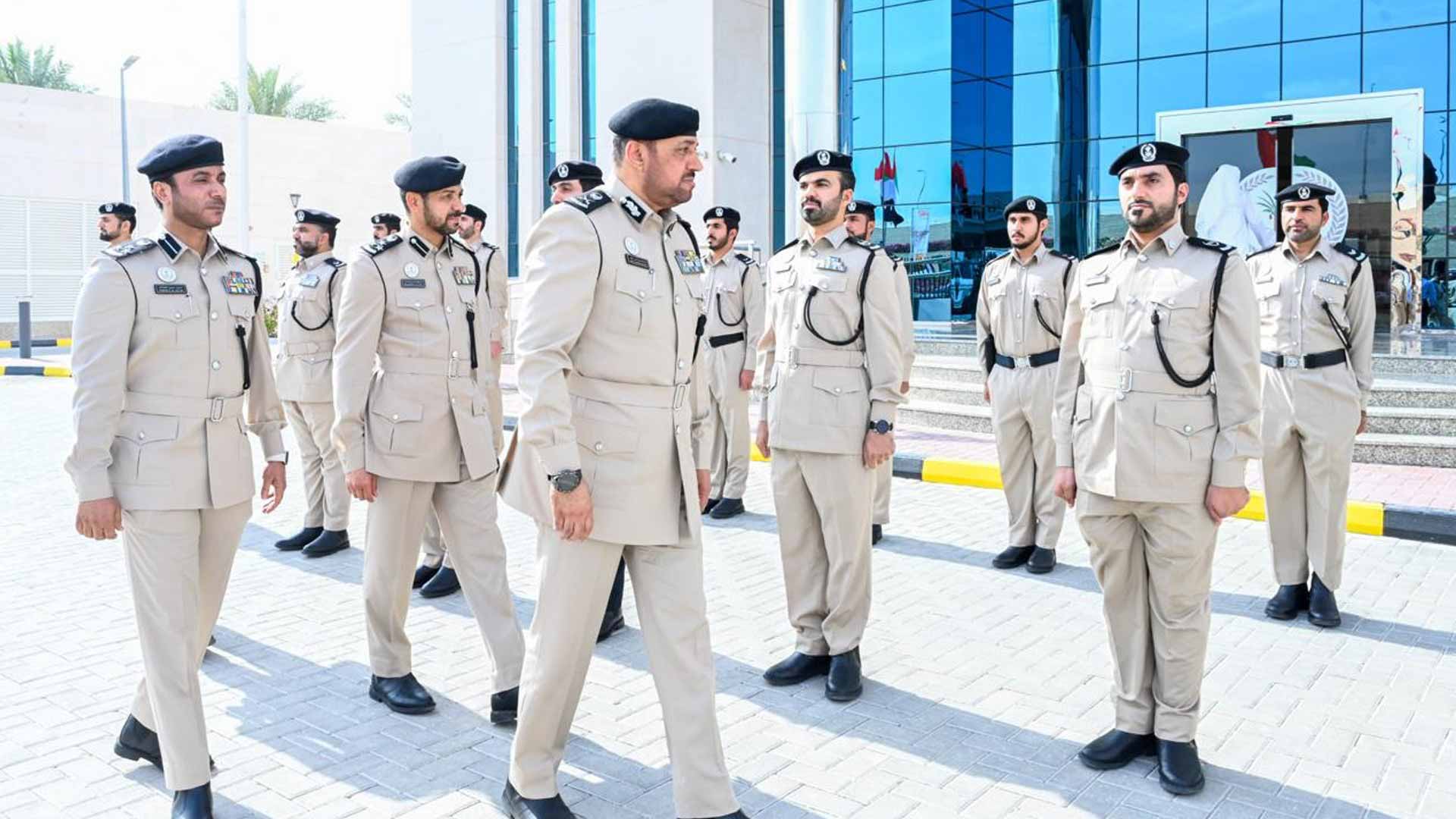 القائد العام لشرطة الشارقة يتفقد مراكز الشرطة الشاملة في الوسطى 