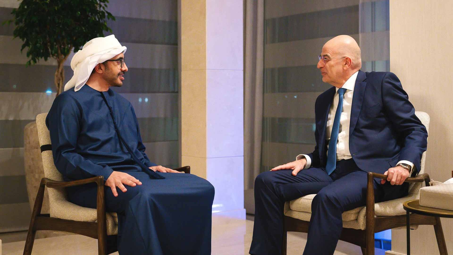 عبد الله بن زايد يبحث مع وزير الدفاع اليوناني سبل تعزيز التعاون