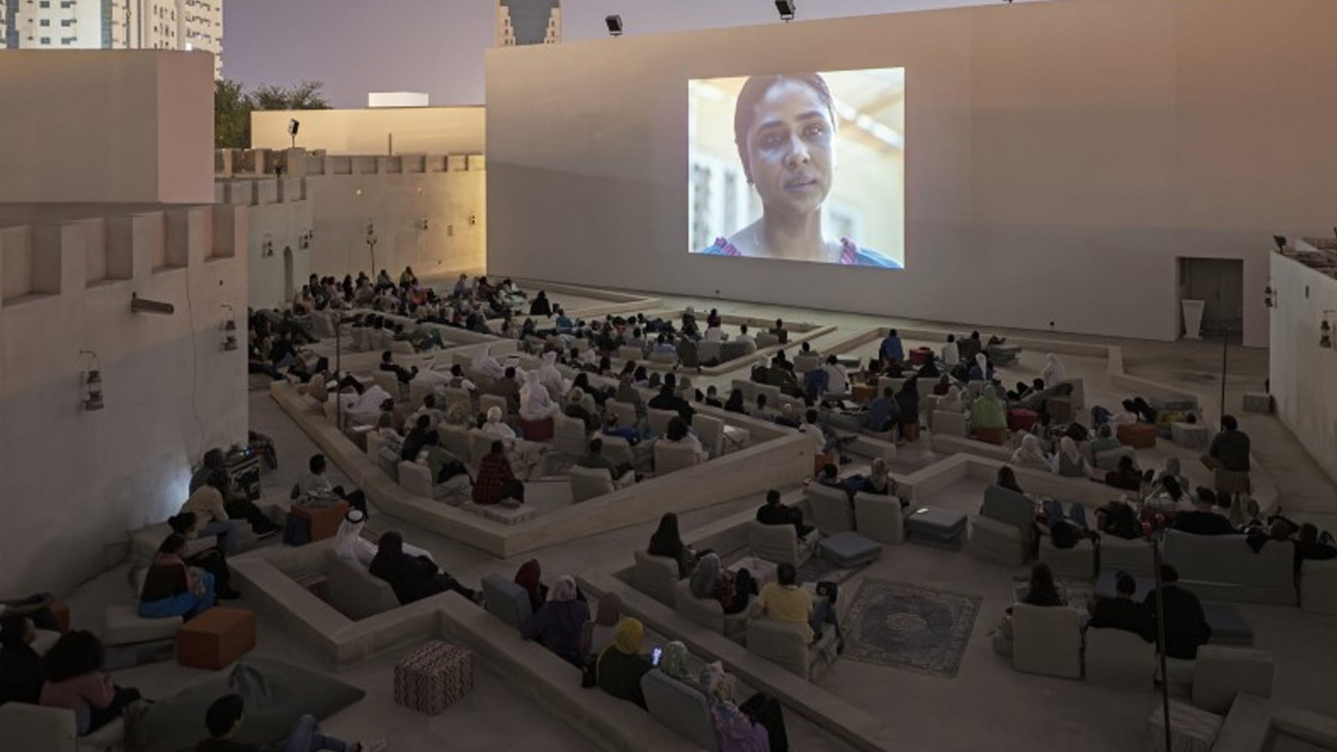 بينالي الشارقة يجمع بين الفن والفكر والإبداع