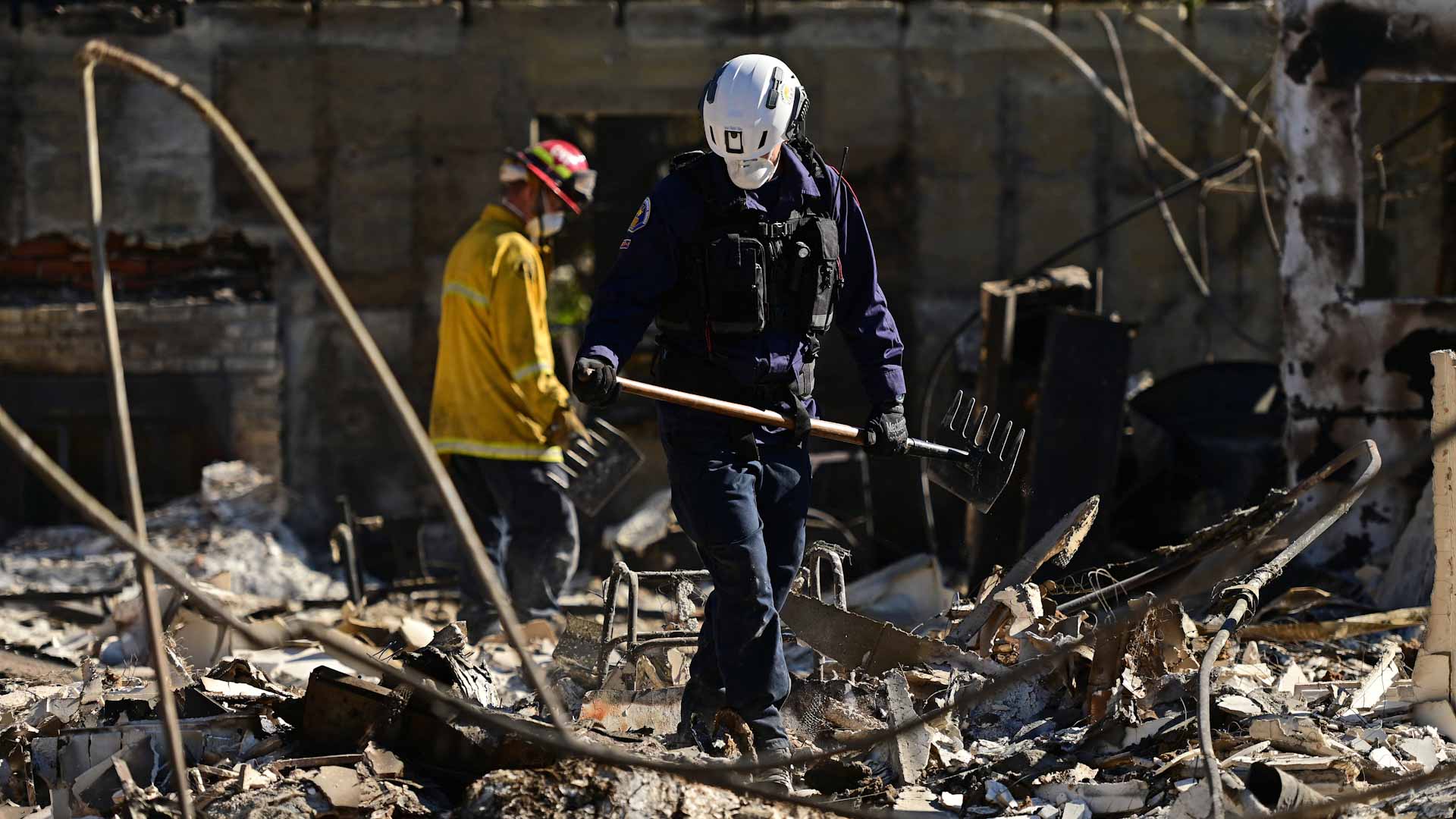 Fire-stricken LA faces new threat from intensifying winds 