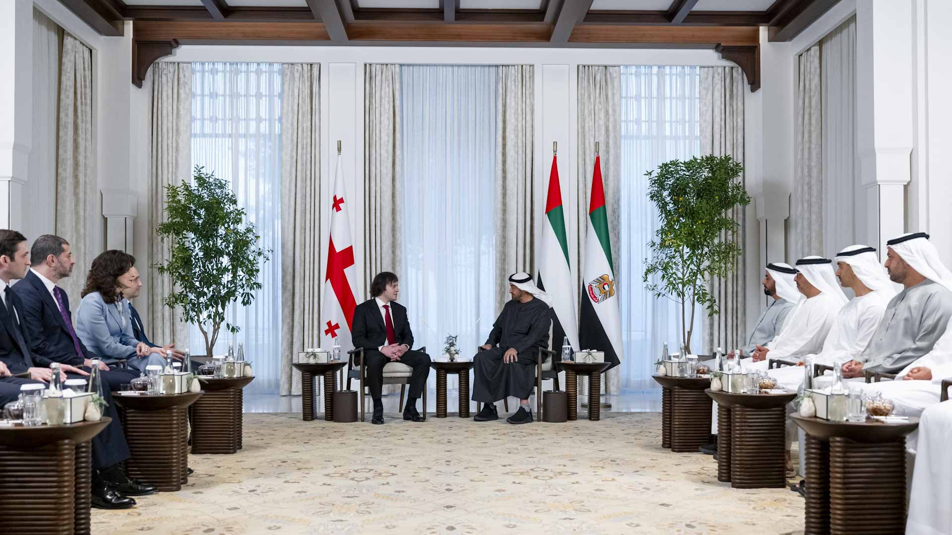 رئيس الدولة يستقبل رئيس وزراء جورجيا في قصر الشاطئ بأبوظبي
