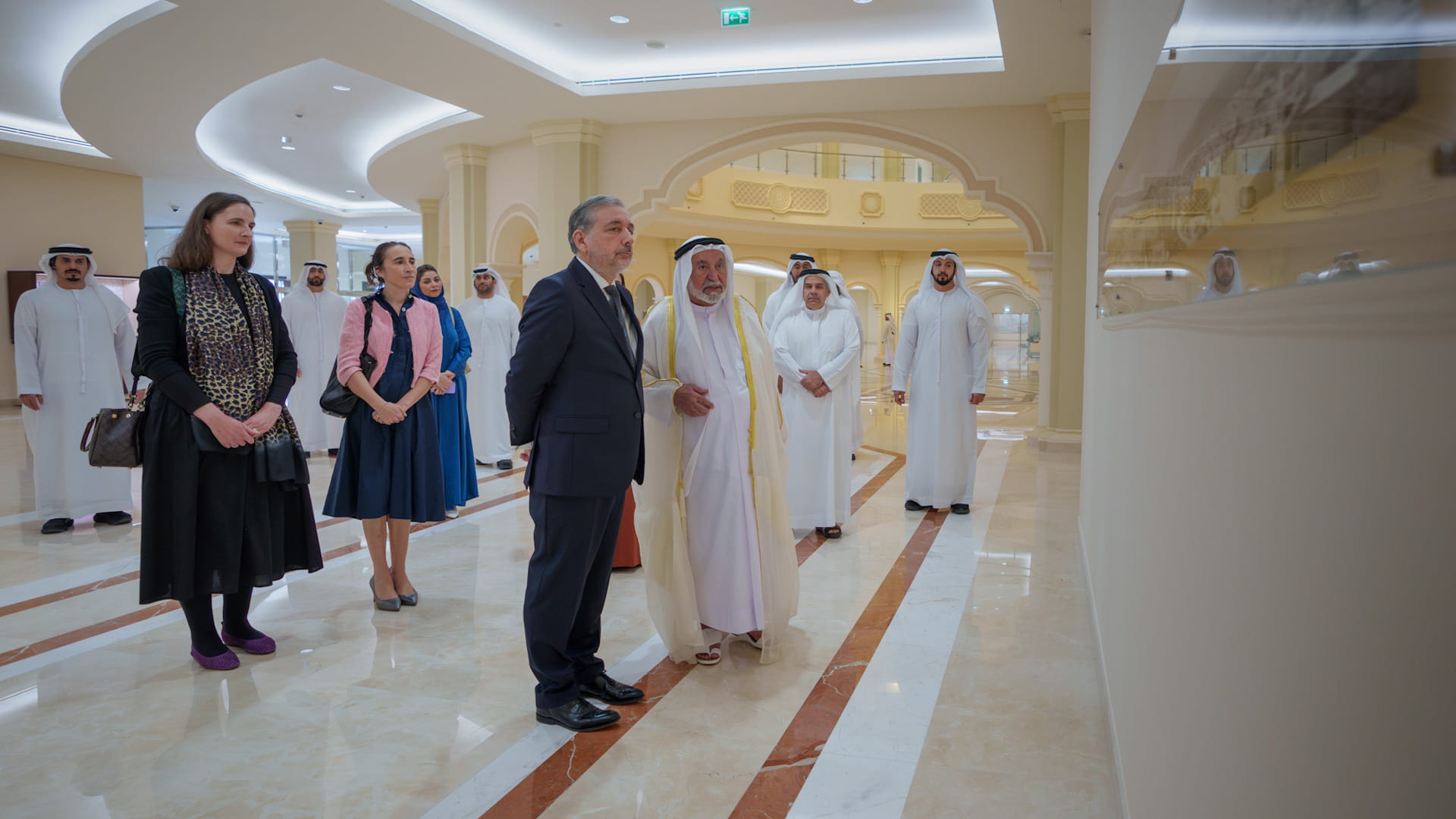 حاكم الشارقة يبحث ورئيس المكتبة الوطنية الفرنسية تعزيز التعاون