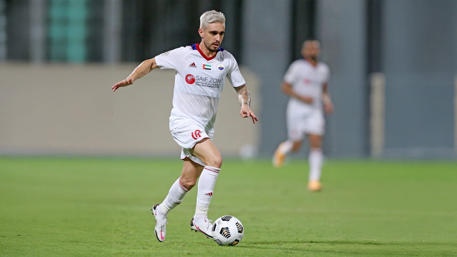 نادي الشارقة يعلن عودة لاعب فريقه لكرة القدم إيغور كورونادو 