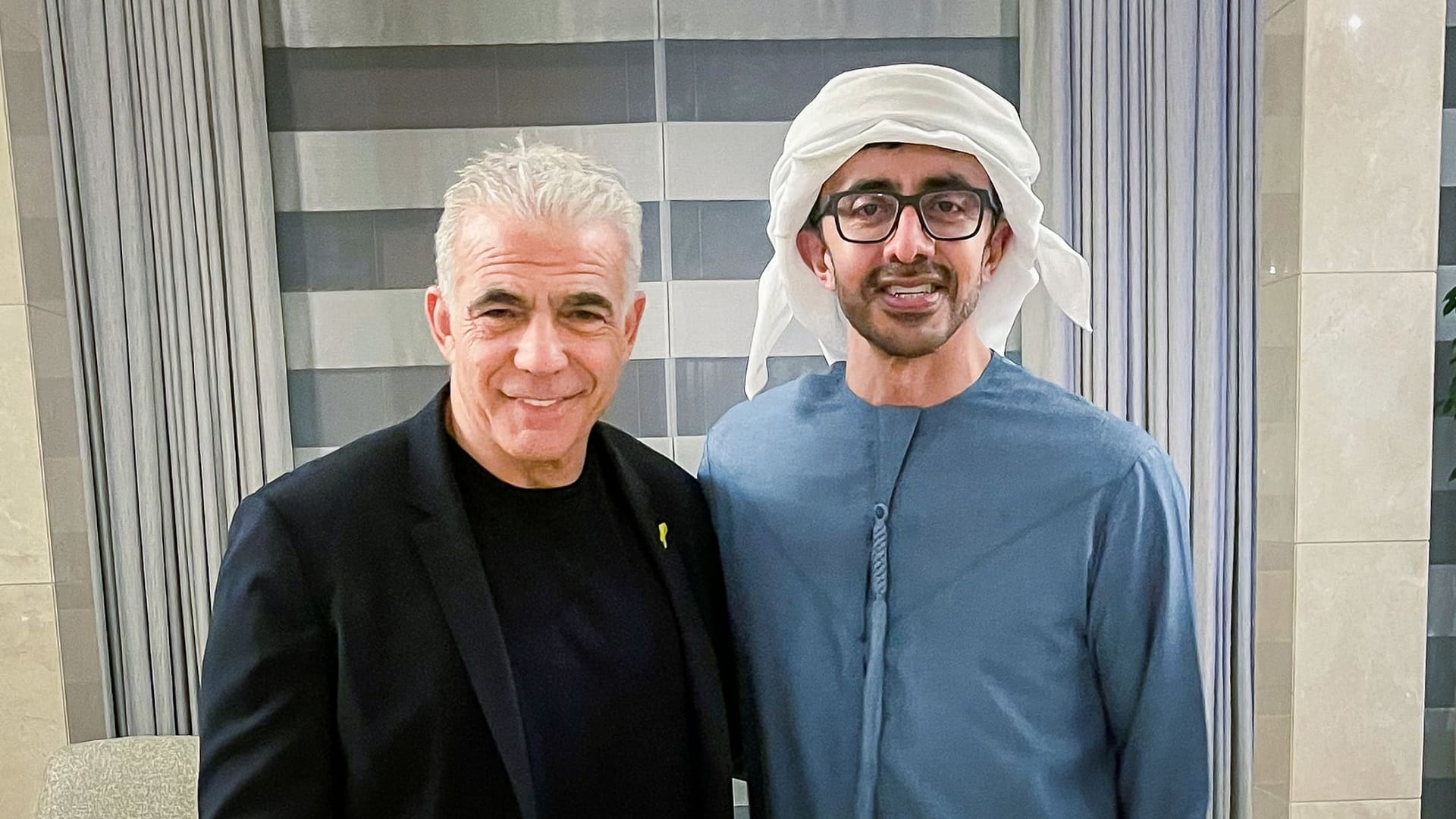 عبد الله بن زايد ويائير لابيد يبحثان جهود وقف إطلاق النار في غزة 