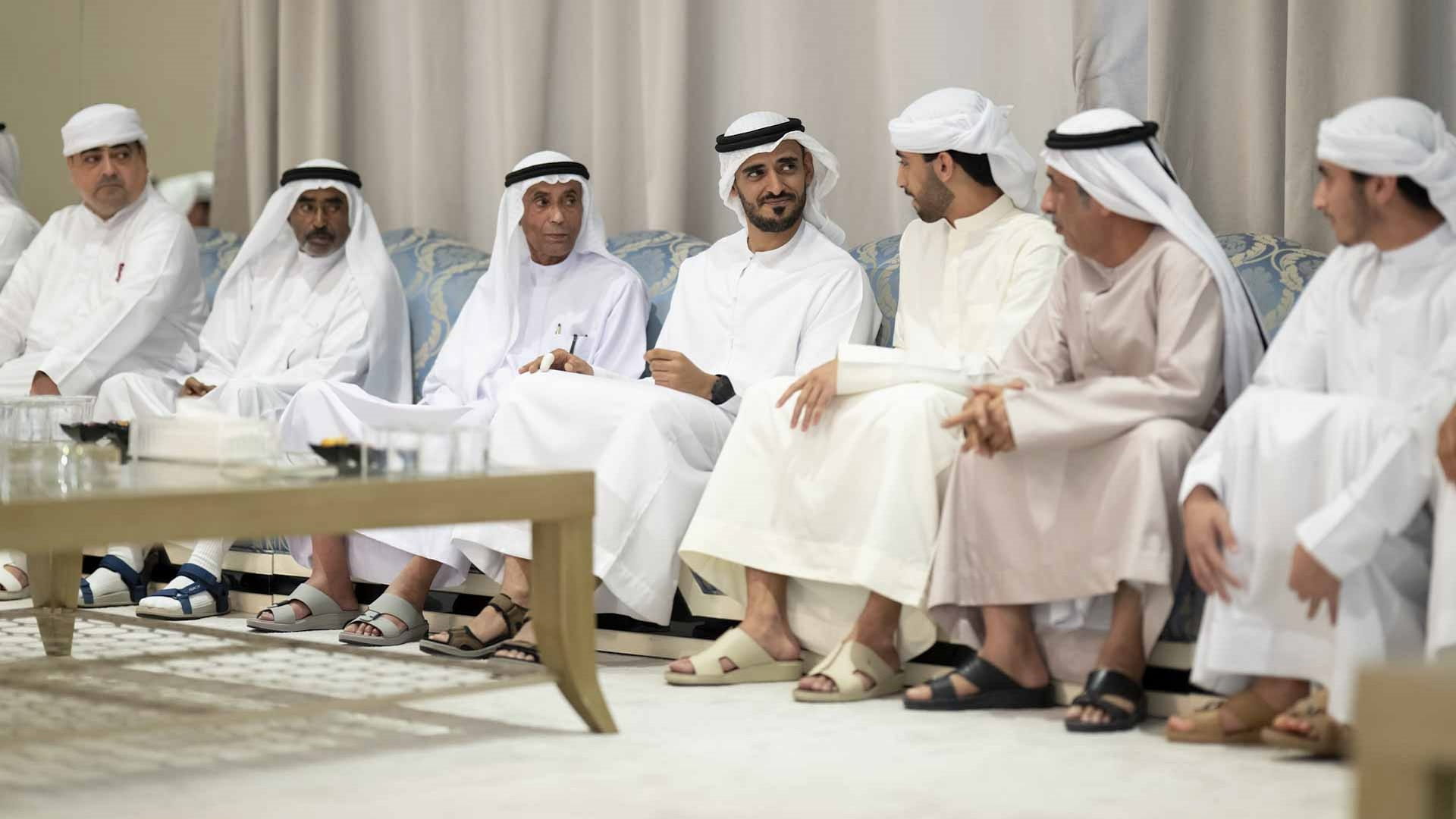 زايد بن محمد بن زايد يقدم واجب العزاءبوفاة والدةالشهيد سيف الفلاسي