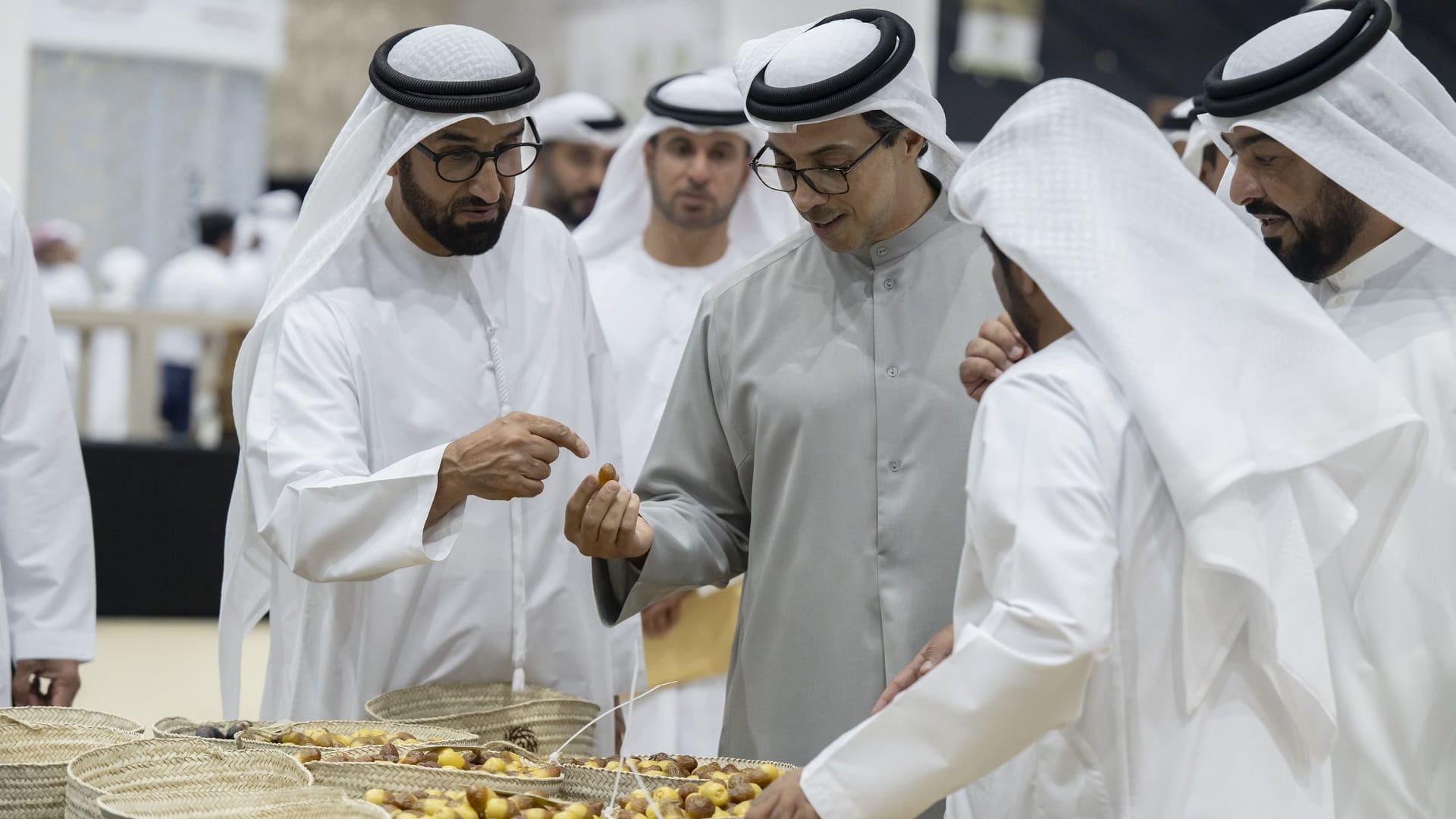 Mansour bin Zayed visits Liwa Date Festival