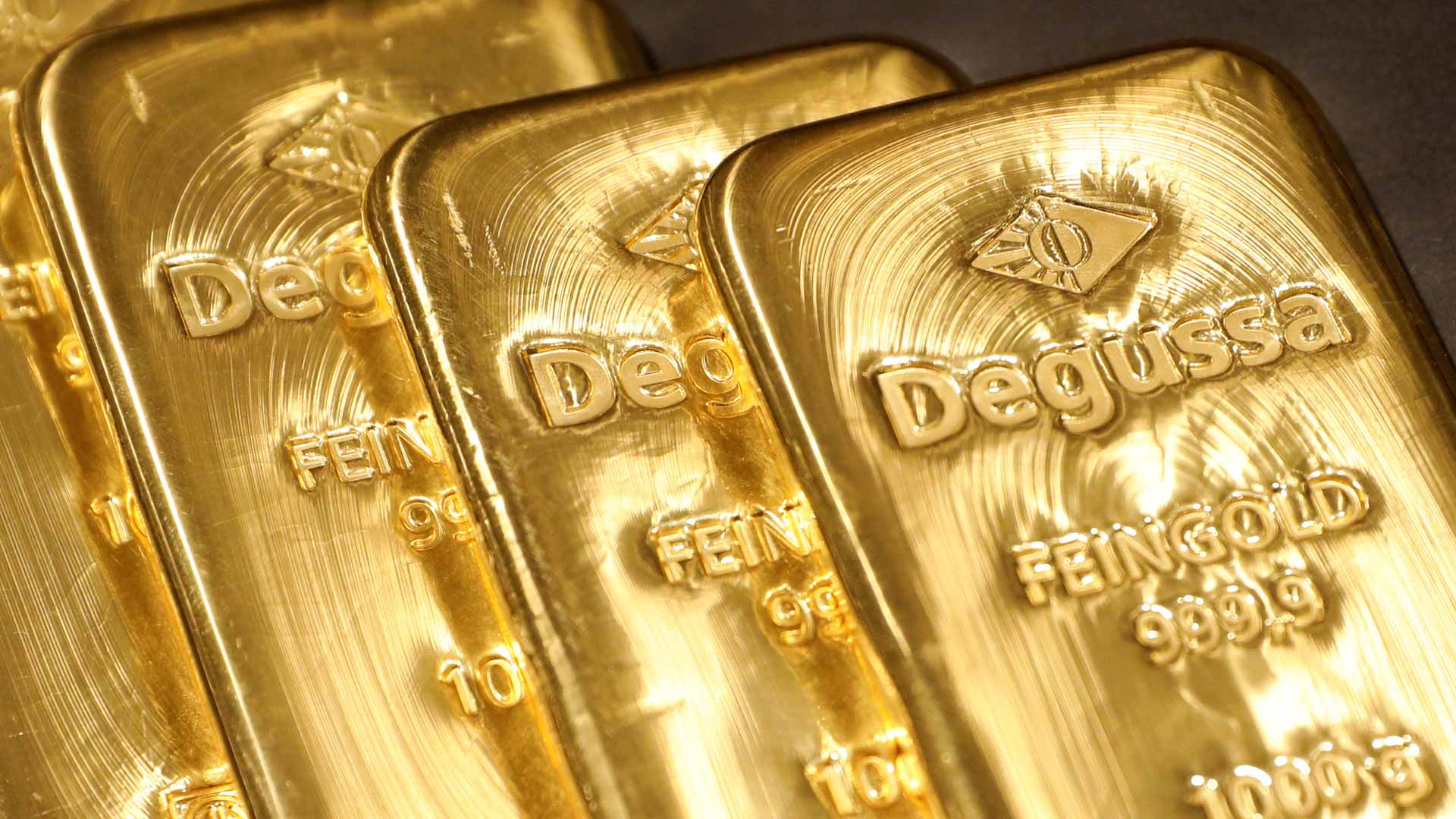 الذهب يهبط وسط صعود الدولار وتبديد غموض ترامب بشأن مصير "باول"  
