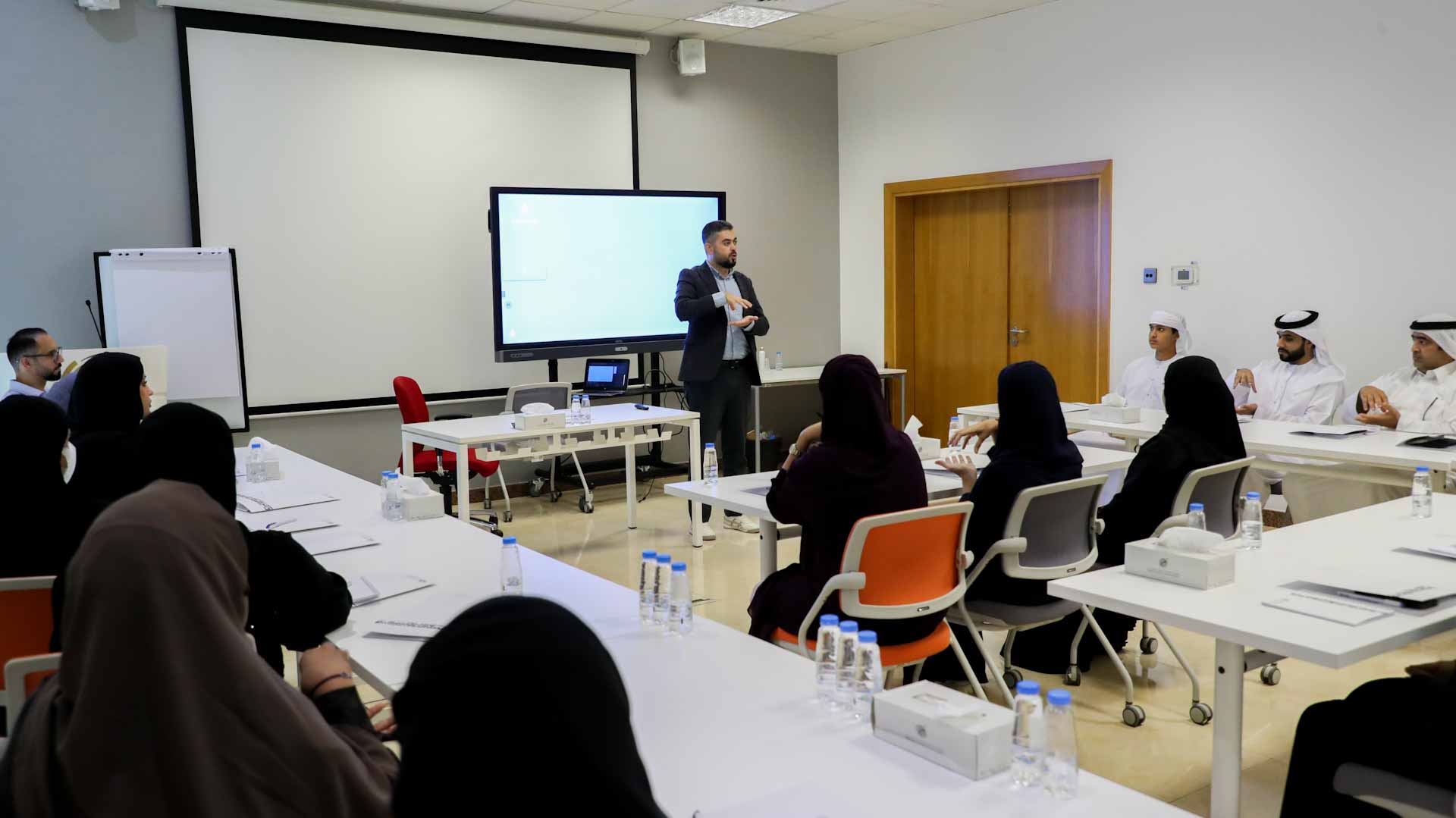 "موارد الشارقة" تنظم برنامجًا لتعليم لغة الإشارة لموظفي الصفوف الأمامية