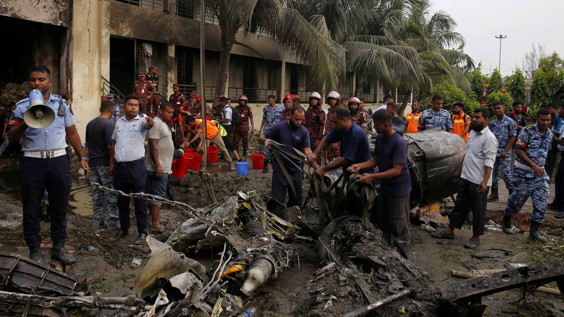 ارتفاع حصيلة ضحايا تحطّم طائرة مقاتلة في بنغلادش إلى 27 قتيلاً