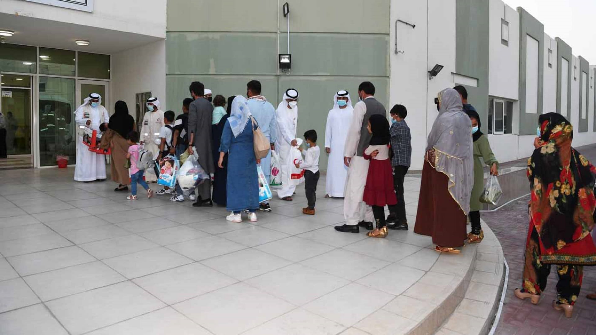 الإمارات استضافت 17.6 ألف أفغاني قبل مغادرتهم إلى وجهاتهم النهائية