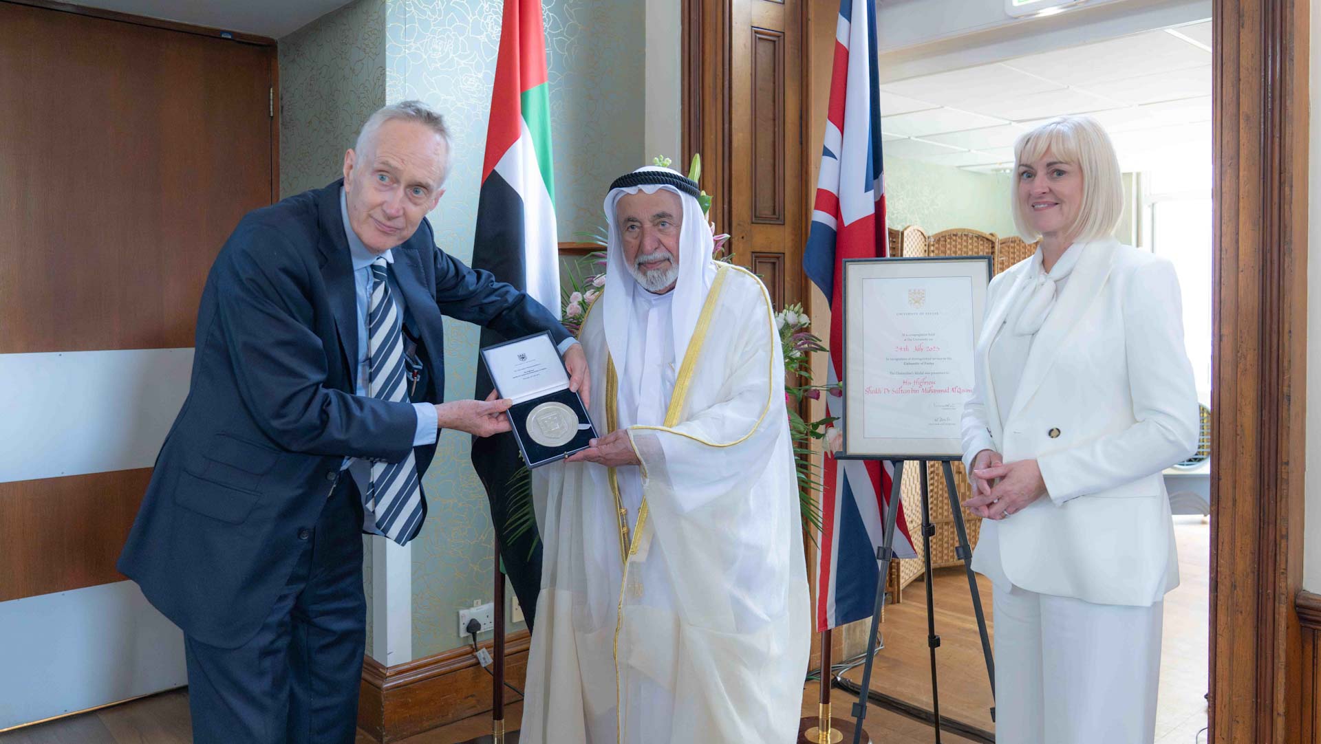 حاكم الشارقة ينال وسام الرئيس الفخري لجامعة إكستر  