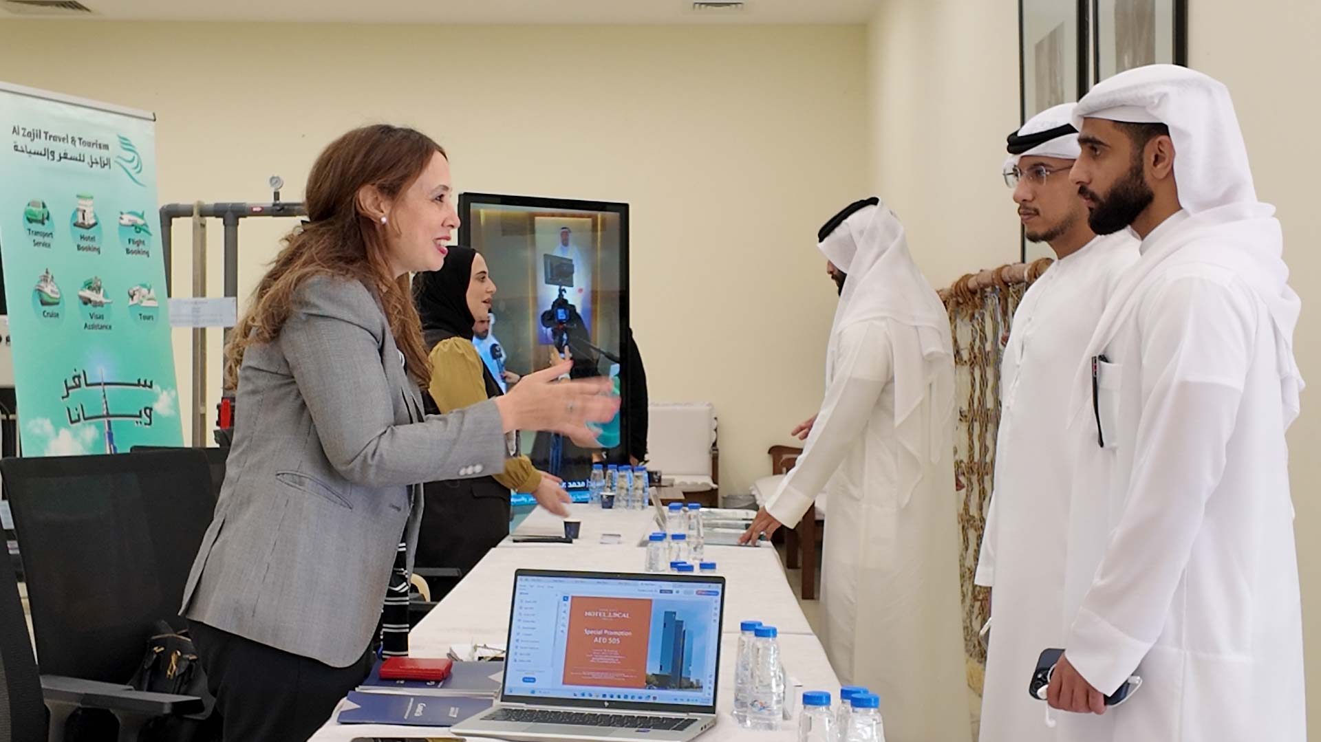 بطاقة "وفر" تواصل تعريف موظفي حكومة الشارقة بمزاياها وخصوماتها