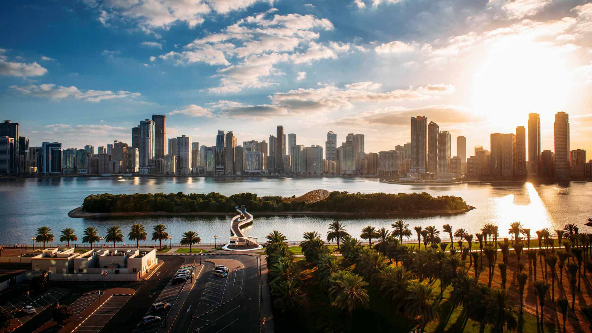 طقس الجمعة في الإمارات.. صحو إلى غائم جزئياً 