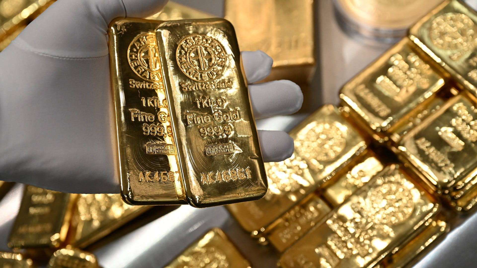 الذهب يرتفع 1 % وسط ضبابية الرسوم الجمركية الأميركية 