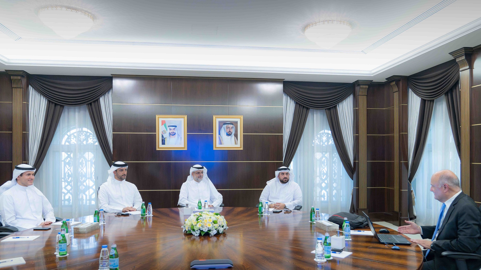 ولي عهد الشارقة يبحث مستجدات قطاع الطاقة والمشاريع المستقبلية