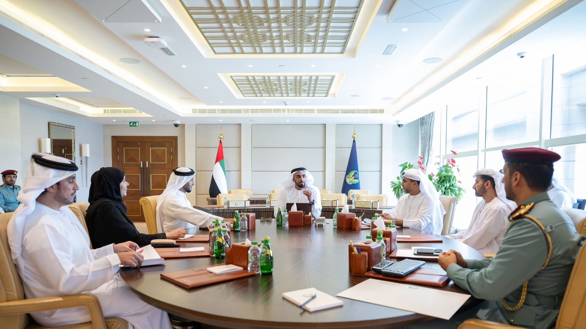 سيف بن زايد يطلع على مبادرات وتشريعات لمجلس جودة الحياة الرقمية