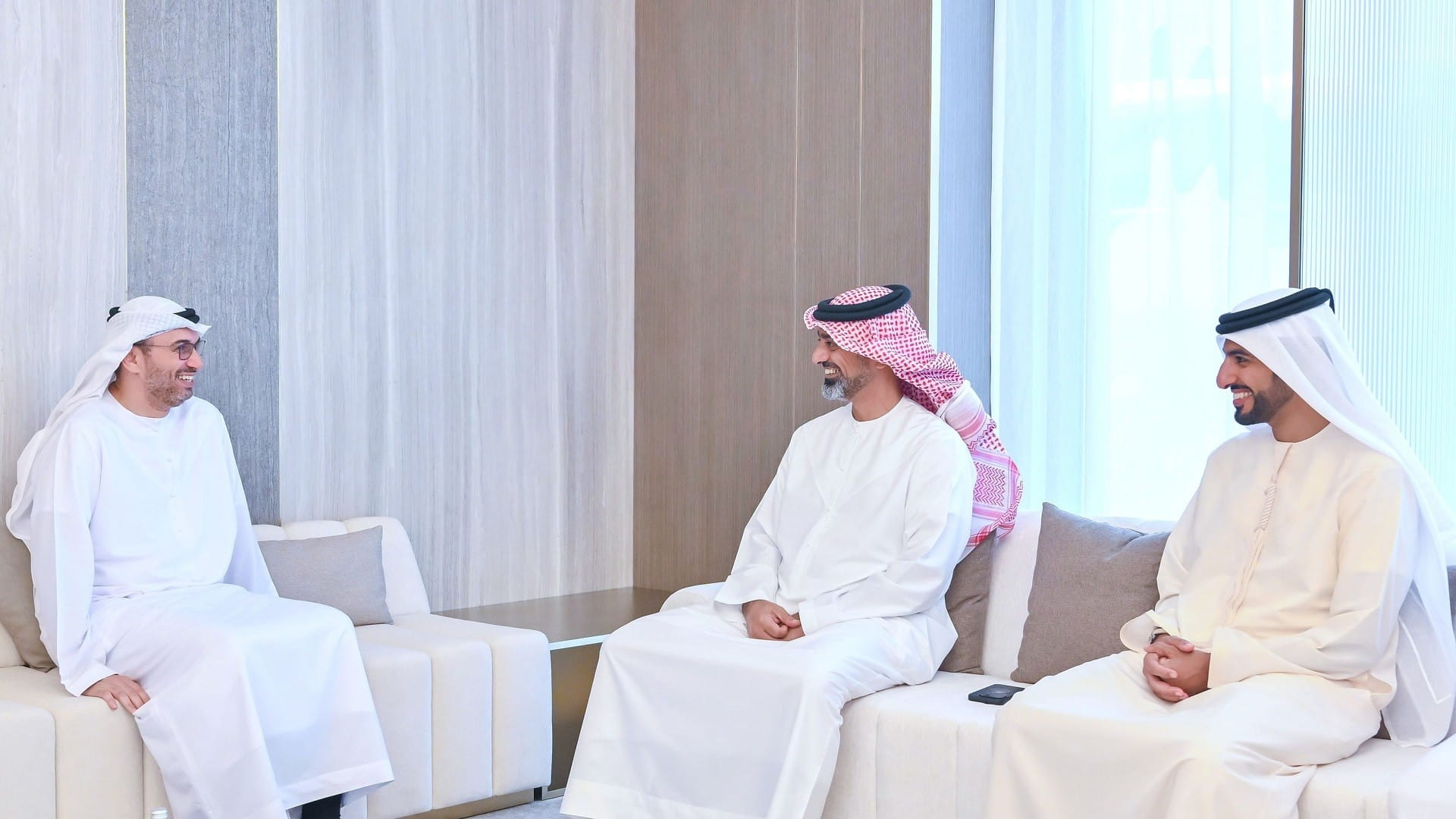 صورة بعنوان: عمار بن حميد يستقبل وفداً من "قطارات الاتحاد" 