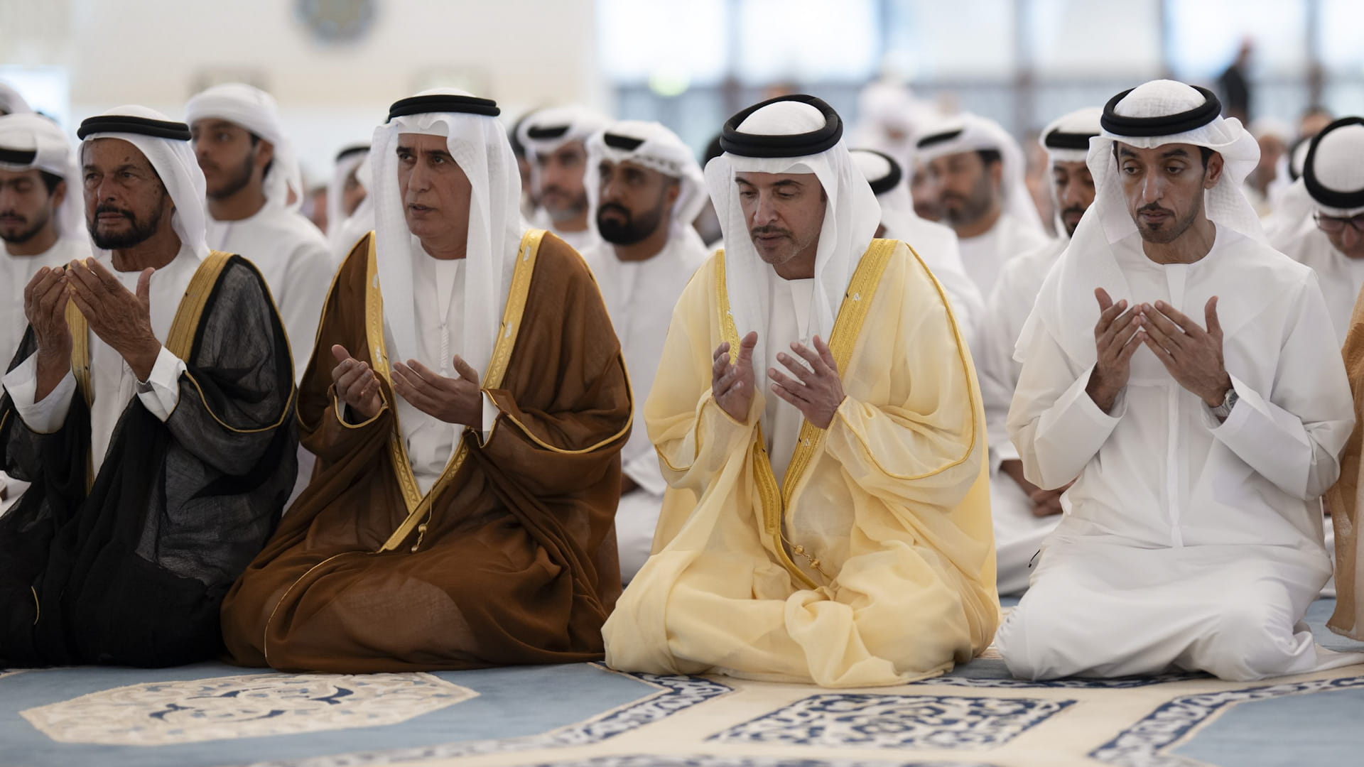 هزاع بن زايد يؤدي صلاة عيد الأضحى ويستقبل جموع المهنئين
