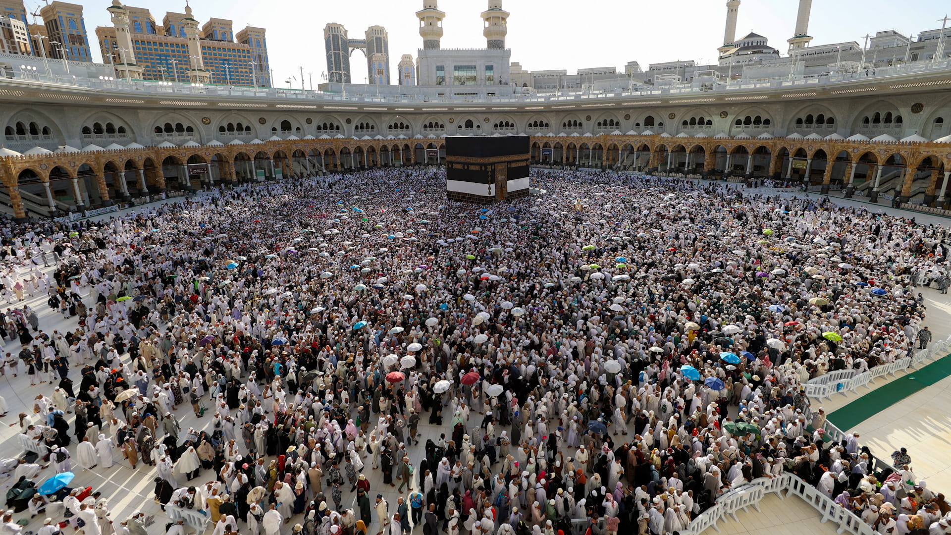 ضيوف الرحمن يؤدون طواف الإفاضة في أجواء إيمانية وخدمات متكاملة
