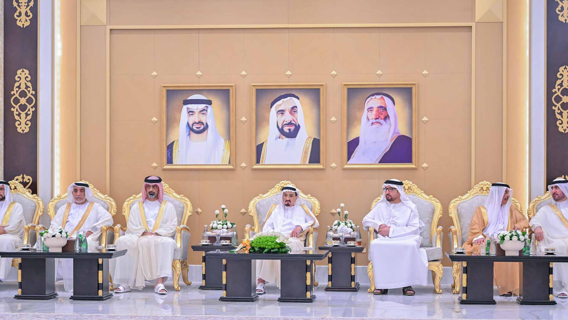 في قصر الزاهر.. حاكم عجمان وولي عهده يستقبلان المهنئين بعيد الأضحى