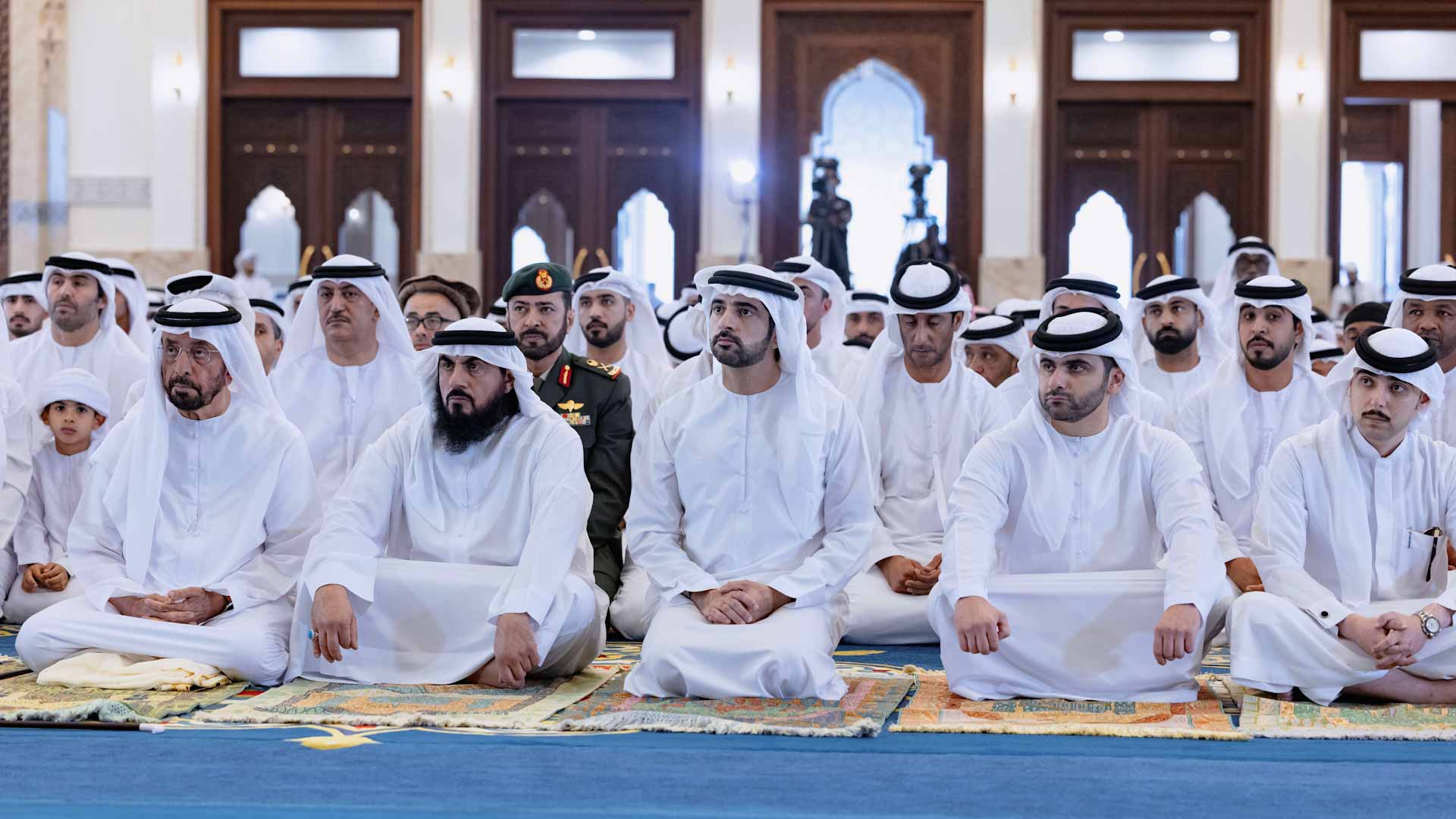 حمدان بن محمد يؤدي صلاة عيد الأضحى المبارك في مسجد زعبيل بدبي