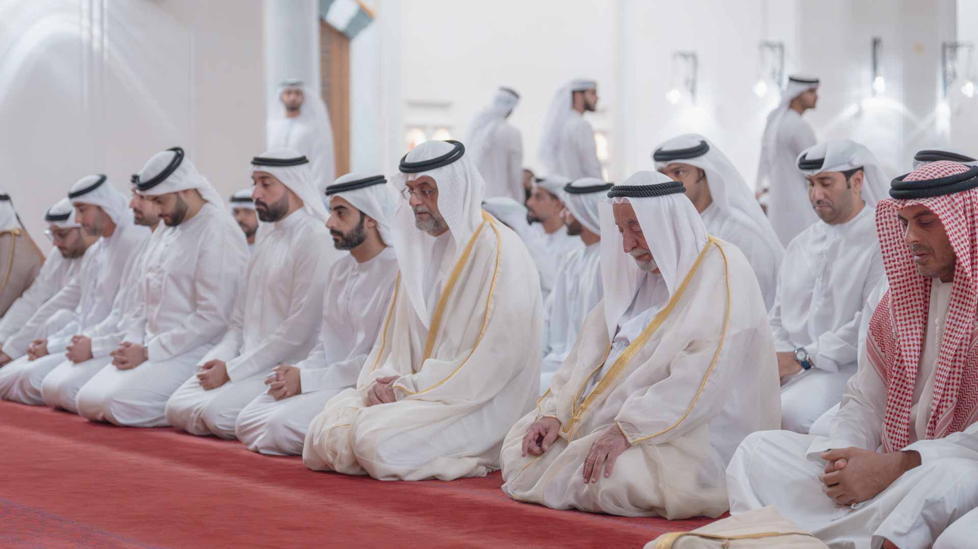في مسجد الشارقة.. سلطان القاسمي يؤدي صلاة عيد الأضحى المبارك 
