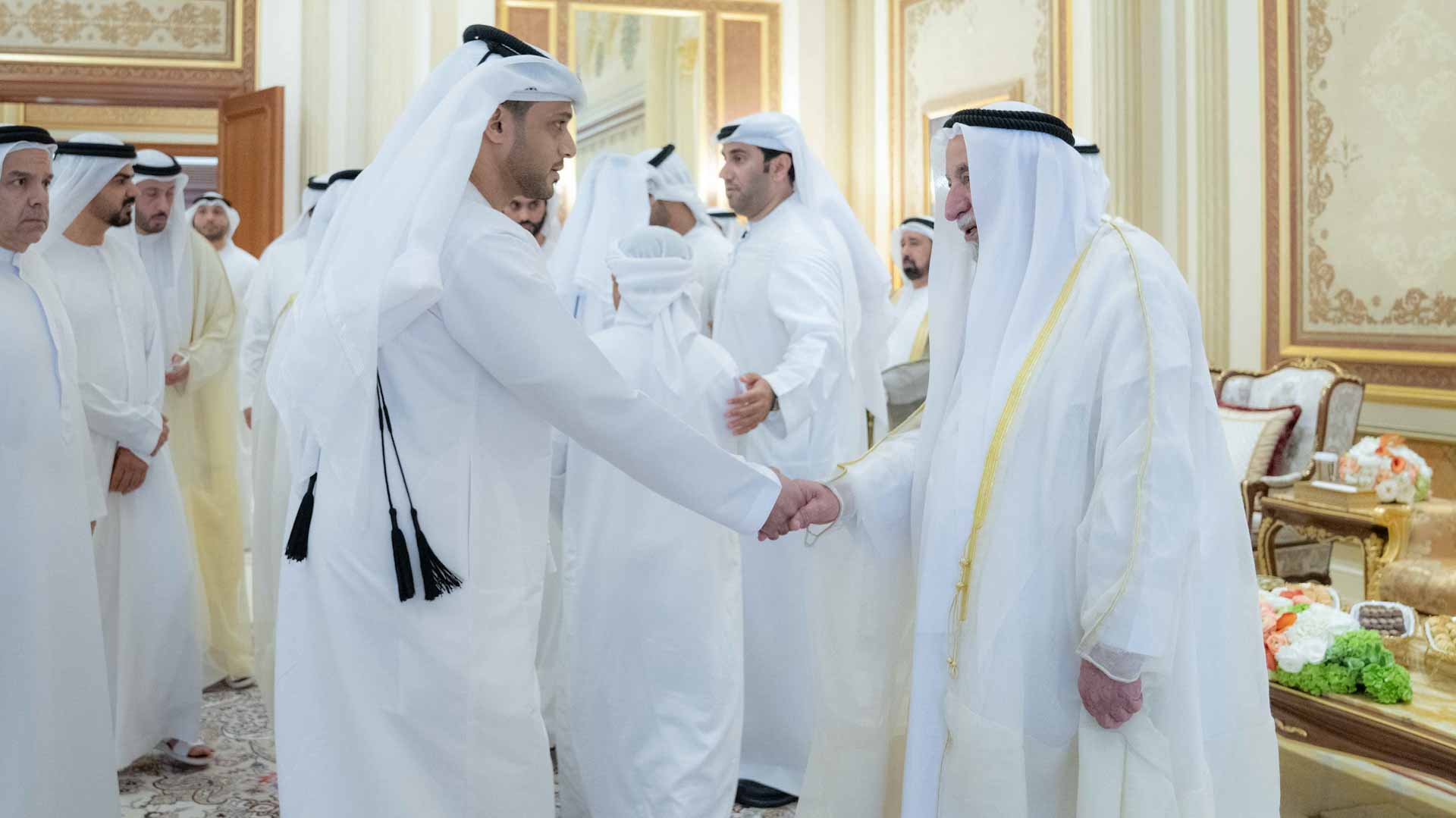 حاكم الشارقة يستقبل المهنئين بعيد الأضحى في قصر البديع العامر 