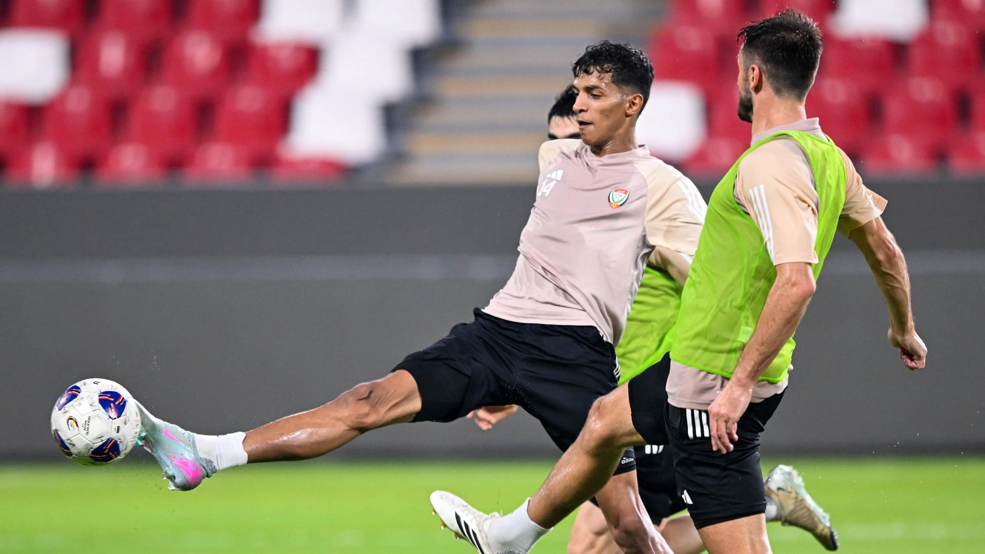بعثة منتخب الإمارات لكرة القدم تغادر إلى بيشكيك  