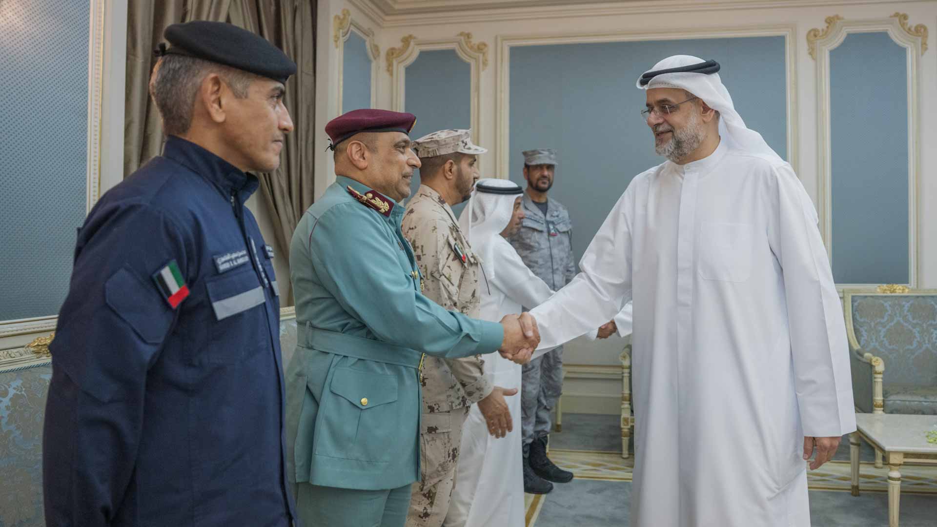 ولي عهد الشارقة يثمن جهود الفرق الوطنية في التعامل مع حريق الحمرية
