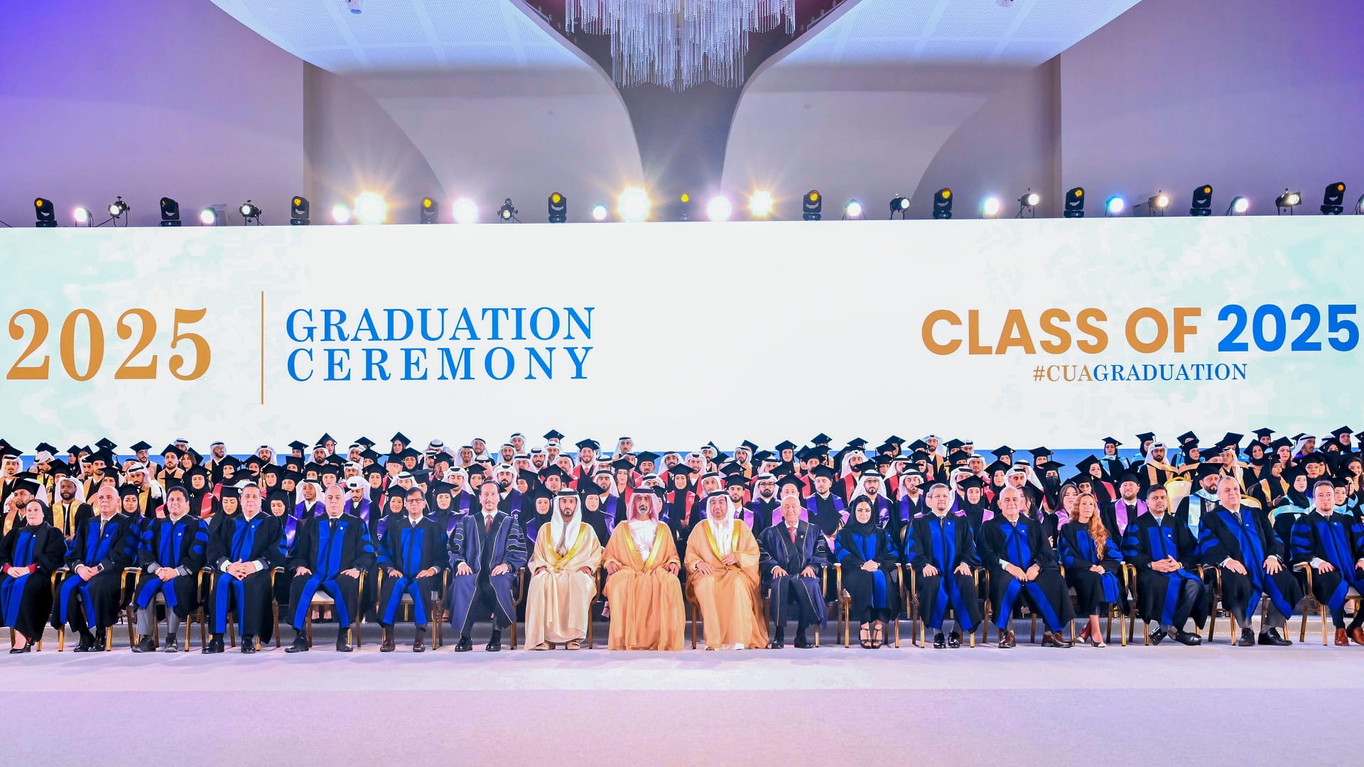 عمار بن حميد يشهد حفل تخريج دفعة 2025 في جامعة المدينة عجمان