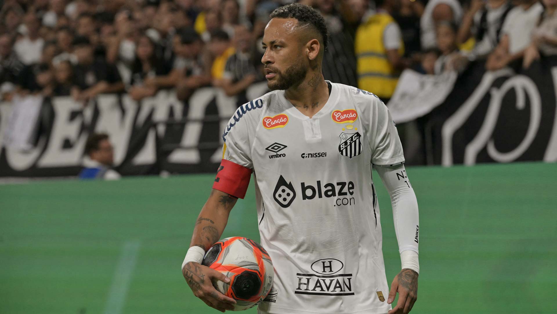 نادي سانتوس البرازيلي يمدد عقد نجمه نيمار 