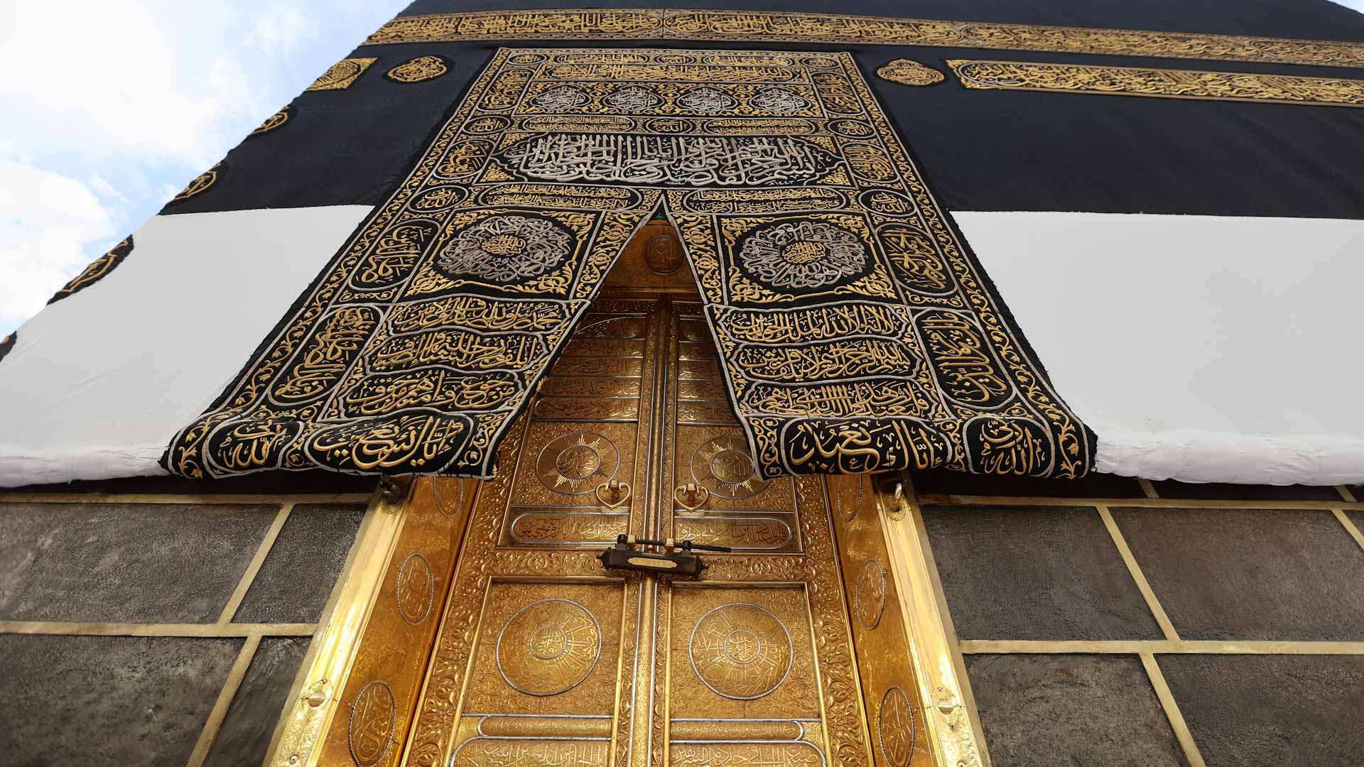 الكعبة المشرفة تكتسي حلتها الجديدة ضمن إرث متواصل يمتد لـ 100 عام 