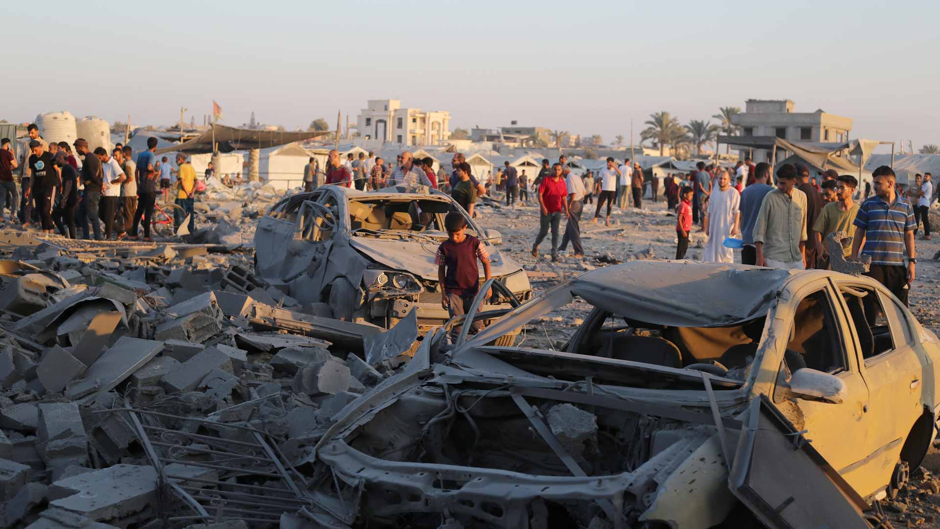 الشارقة 24 – أ. ف. ب:  أعرب الرئيس الأميركي دونالد ترامب، الجمعة، عن تفاؤله بإمكان إرساء وقف جديد لإطلاق النار في غزة، مشيراً إلى احتمال التوصل إلى اتفاق "وشيك" يشمل إسرائيل وحركة حماس اعتباراً من "الأسبوع المقبل".  وقال ترامب في تصريح لصحافيين "أعتقد أنه وشيك"، وأضاف "نعتقد أنه في الأسبوع المقبل سنتوصل إلى وقف لإطلاق النار".  وكانت الولايات المتحدة أدت وساطة أتاحت إرساء وقف لإطلاق النار في أواخر ولاية الرئيس السابق جو بايدن، بدعم من فريق دونالد ترامب الذي كان حينها رئيساً منتخباً.  وأعلنت إسرائيل انتهاء مفاعيل وقف إطلاق النار في مارس، واستأنفت ضرباتها لحماس رداً على الهجوم غير المسبوق الذي شنّته الحركة في السابع من أكتوبر 2023 على جنوب إسرائيل وأشعل فتيل الحرب الدائرة في قطاع غزة.  ​