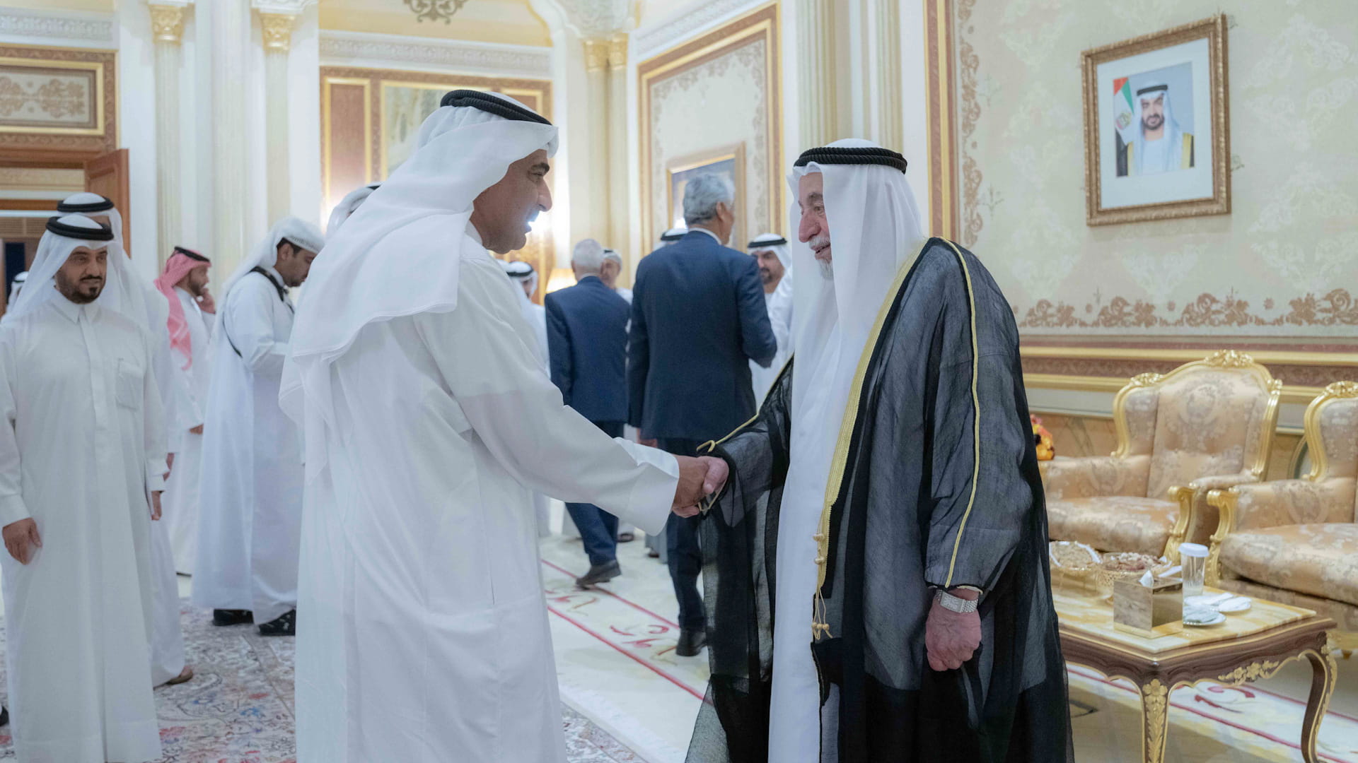 حاكم الشارقة يتلقى تهاني سفير اليمن وكبار المسؤولين بالشهر الفضيل 