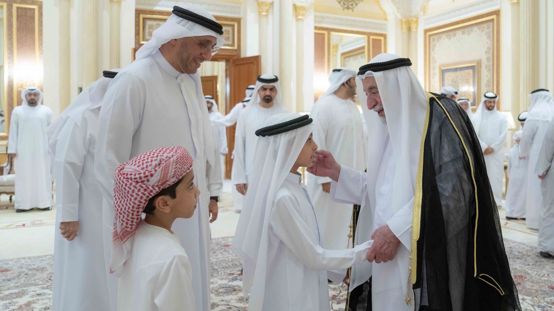 حاكم الشارقة يتقبل تهاني ولي عهد الفجيرة بشهر رمضان المبارك