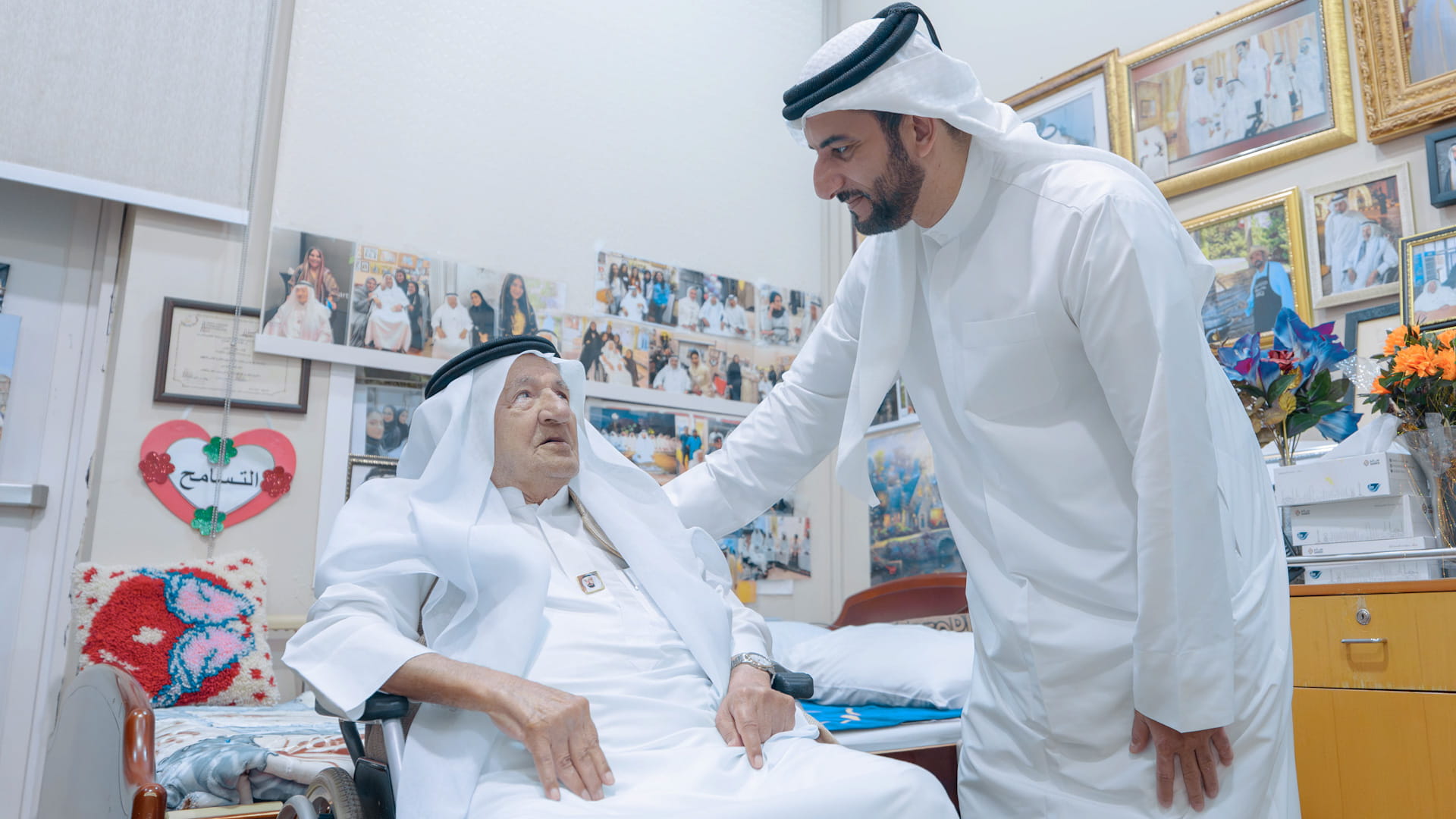 Sultan bin Ahmed meets elderly home care resident