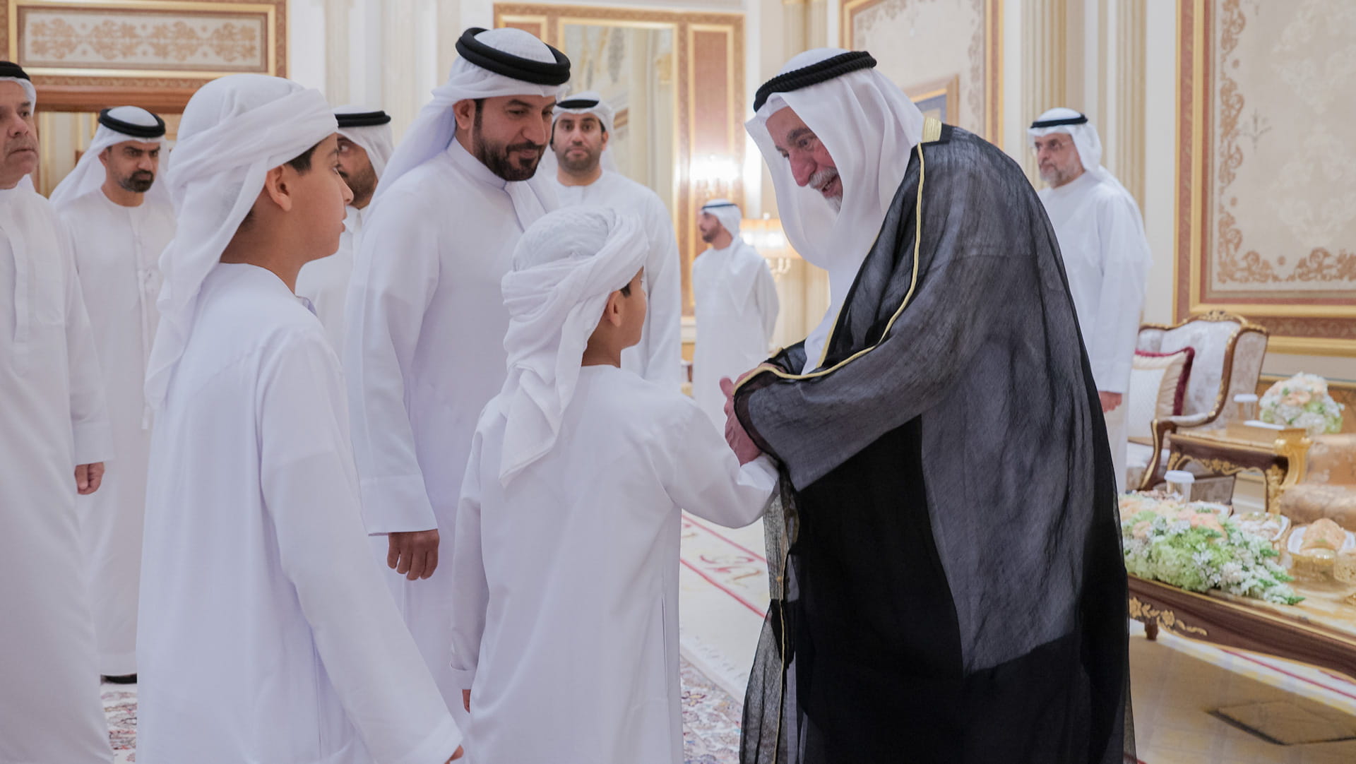 حاكم الشارقة يتلقى التهاني بشهر رمضان من وزير الثقافة والمسؤولين