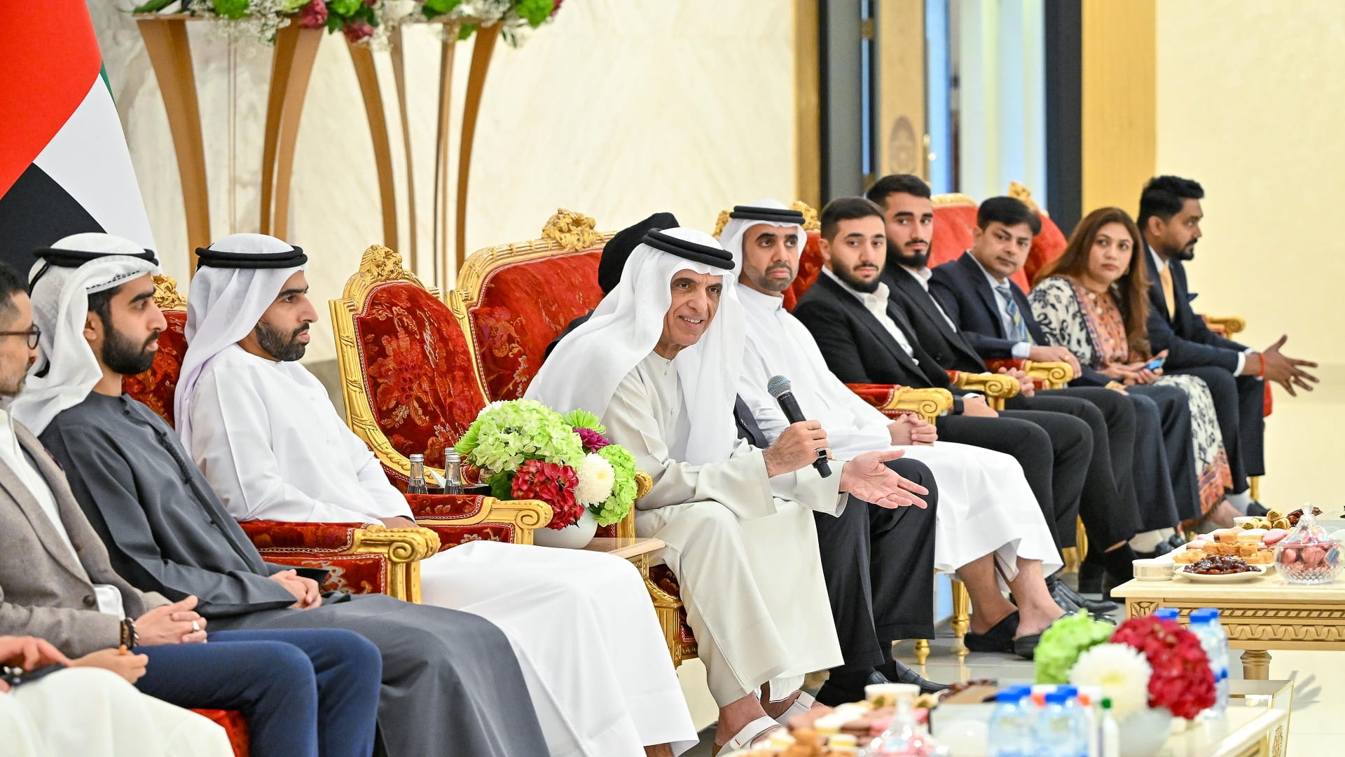 سعود بن صقر يستقبل المهنئين بشهر رمضان على مأدبة إفطار 