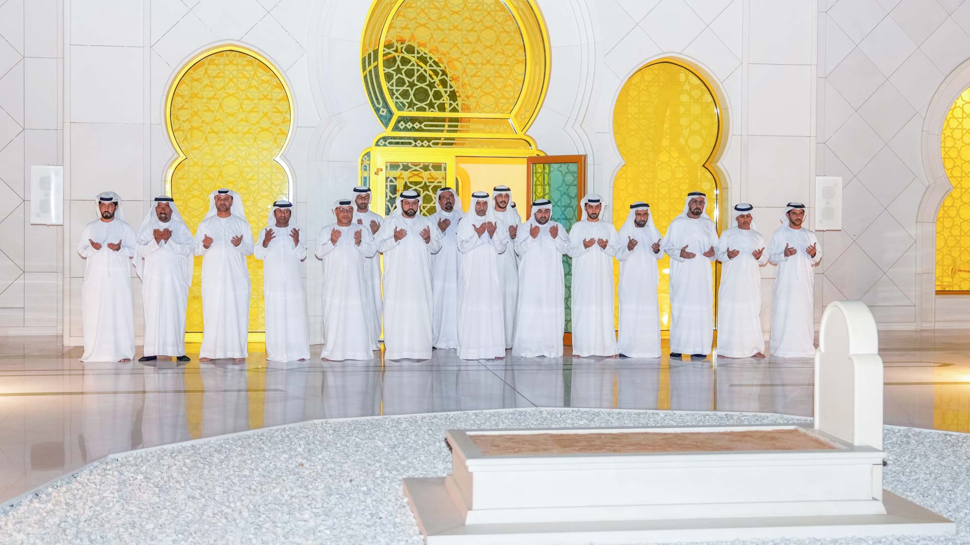 Ruler of Fujairah visits tomb of Sheikh Zayed 